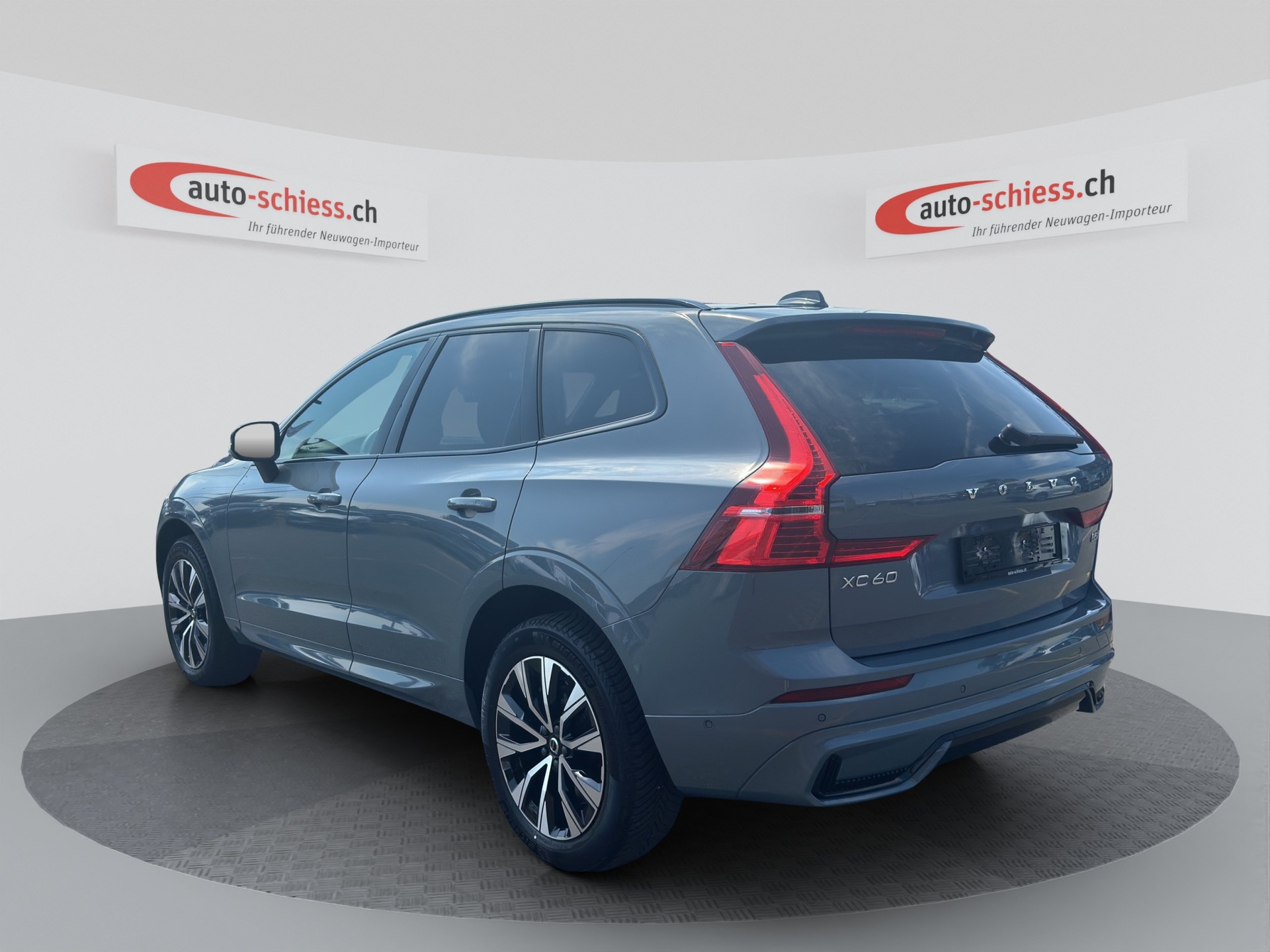 VOLVO XC60 B5 Hybrid AWD Geartronic Plus Dark-image-2