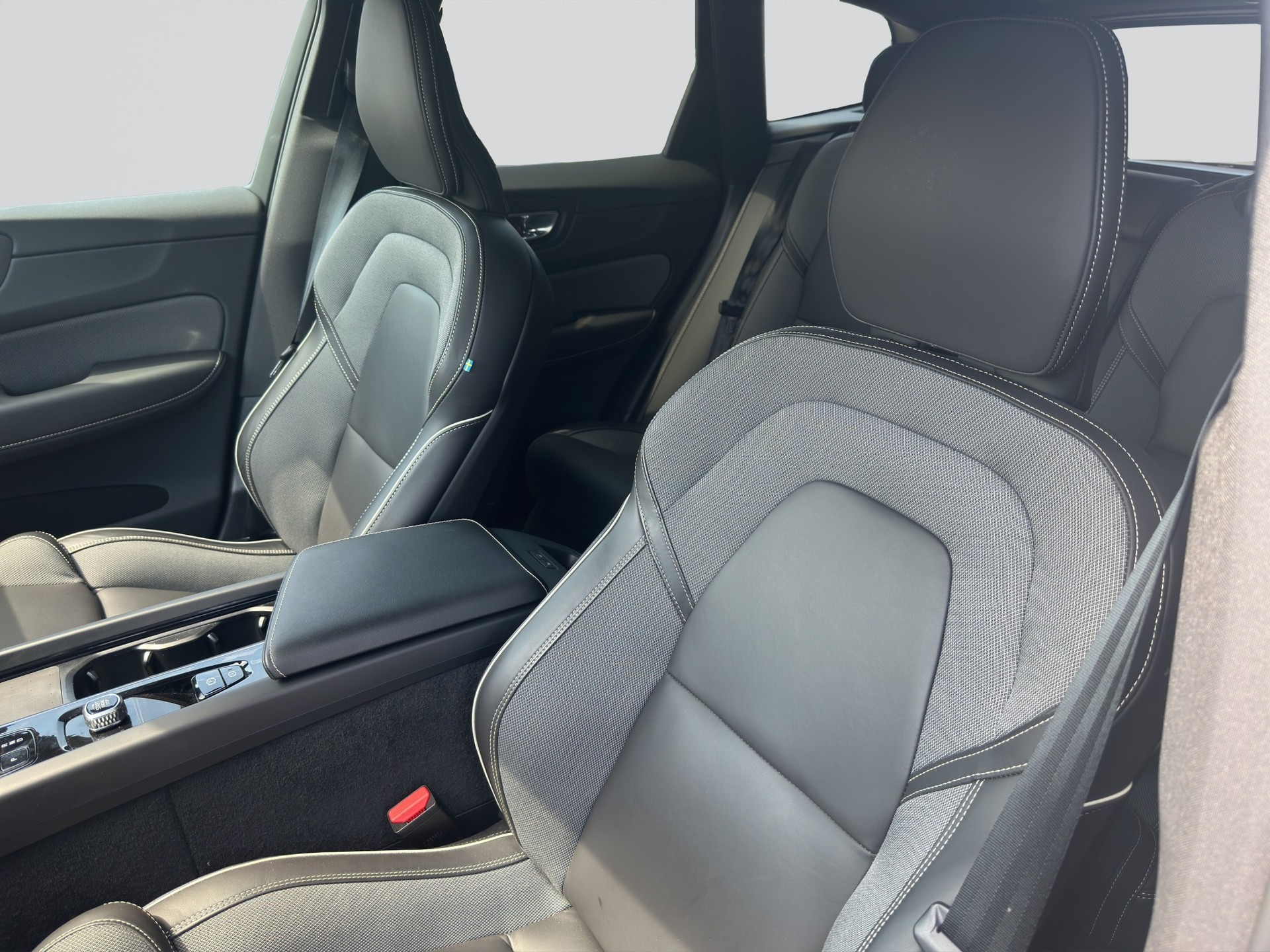 VOLVO XC60 B5 Hybrid AWD Geartronic Plus Dark-image-6
