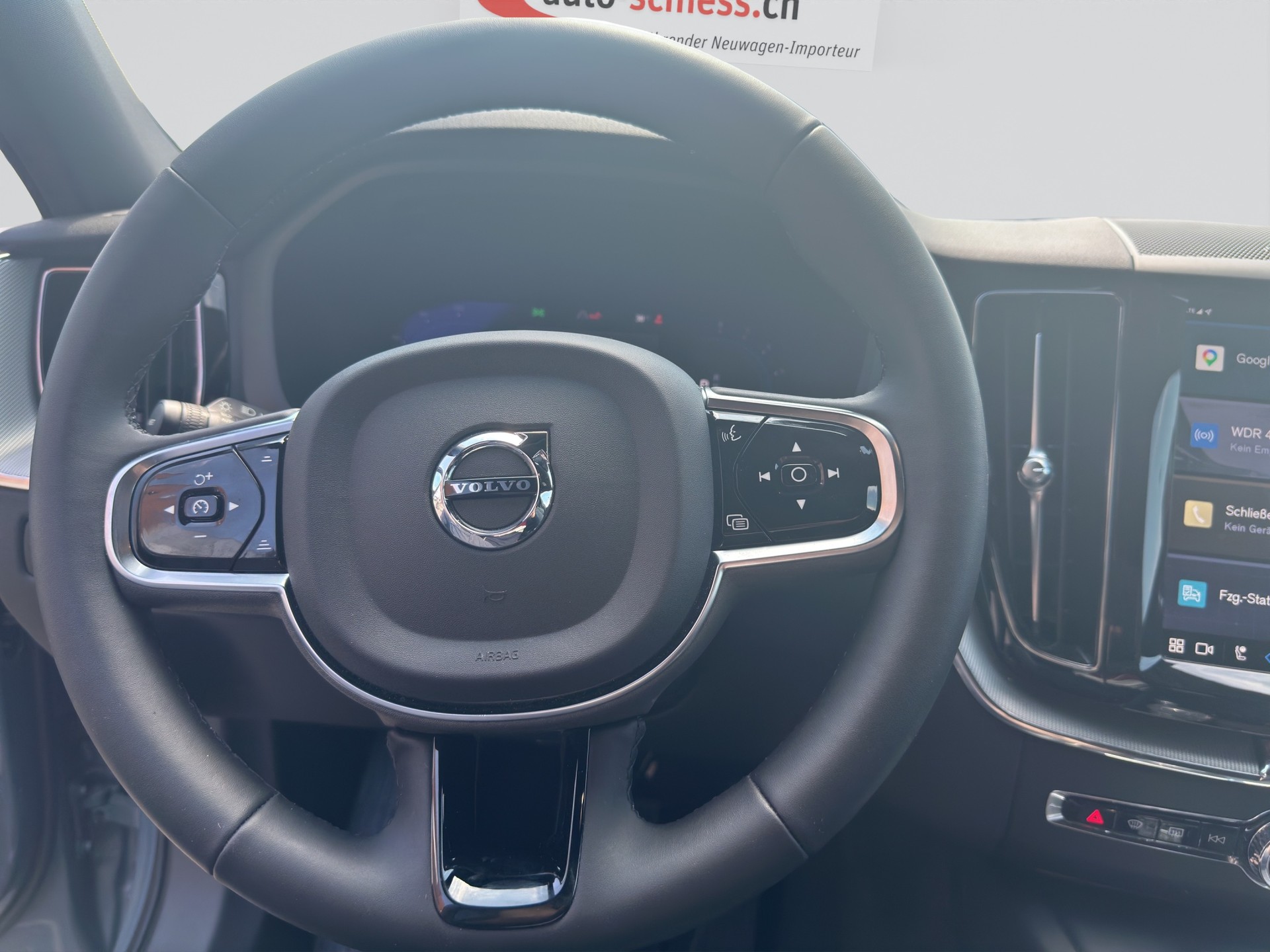 VOLVO XC60 B5 Hybrid AWD Geartronic Plus Dark-image-11