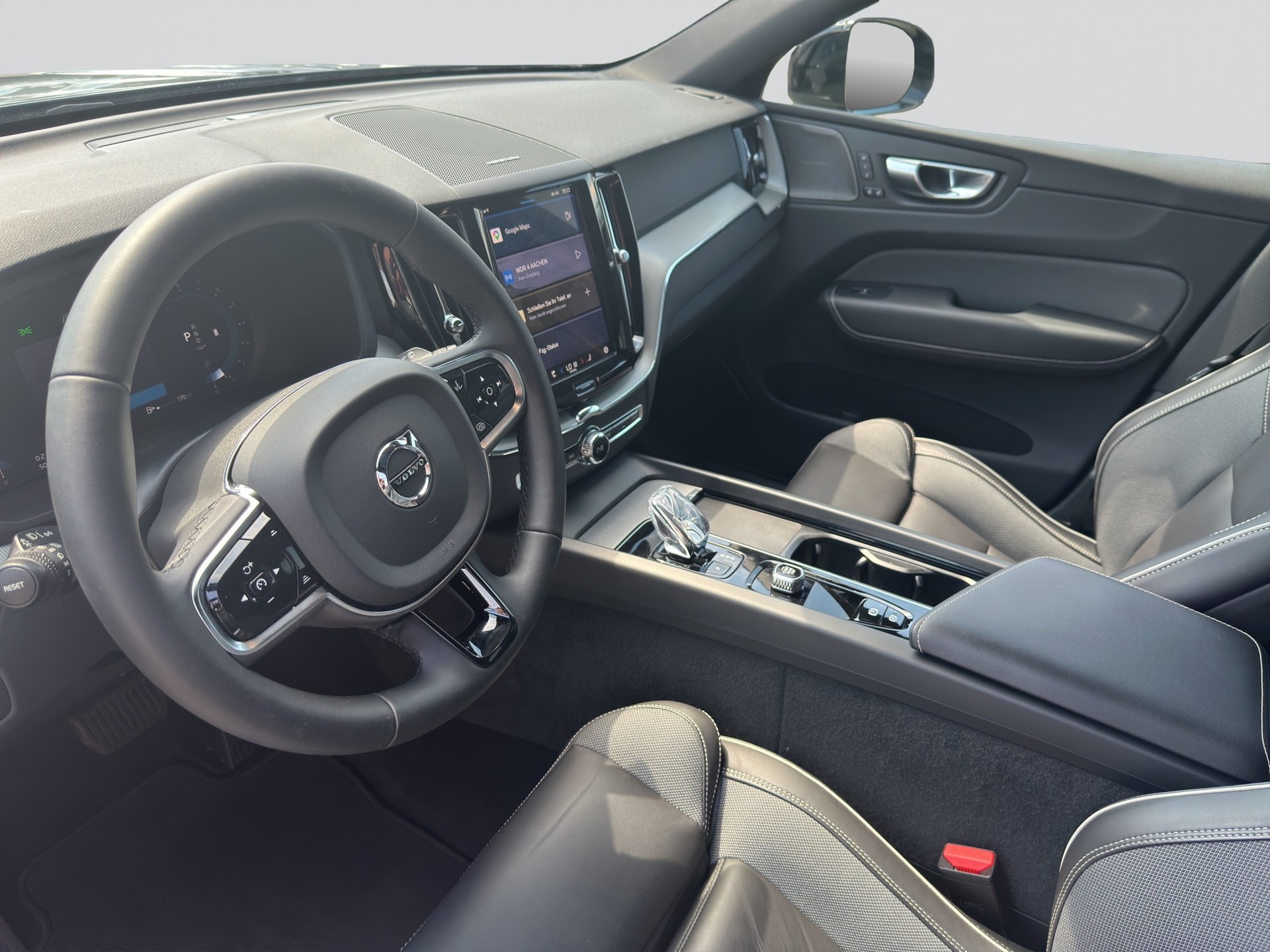 VOLVO XC60 B5 Hybrid AWD Geartronic Plus Dark-image-7