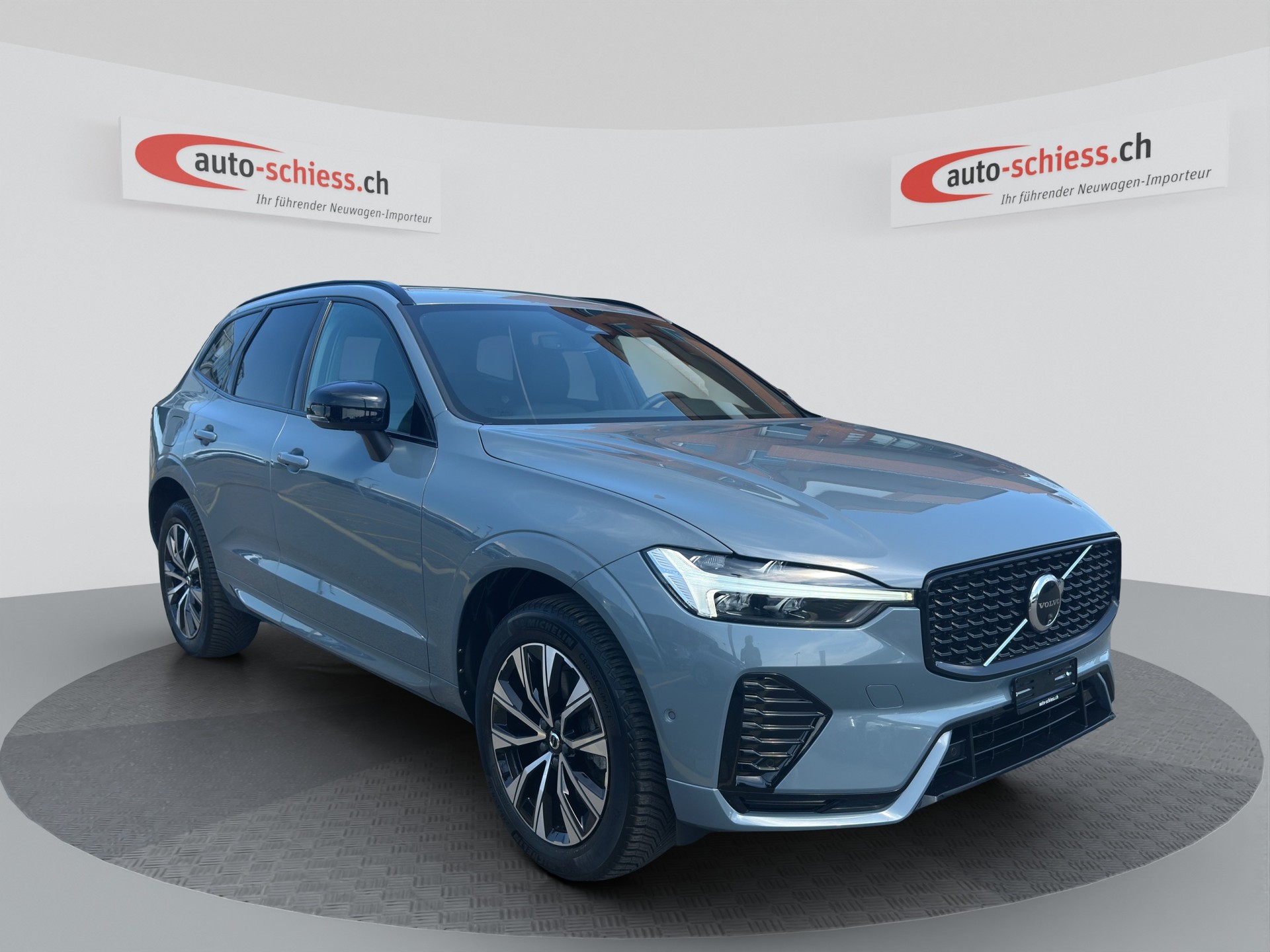 VOLVO XC60 B5 Hybrid AWD Geartronic Plus Dark-image-0