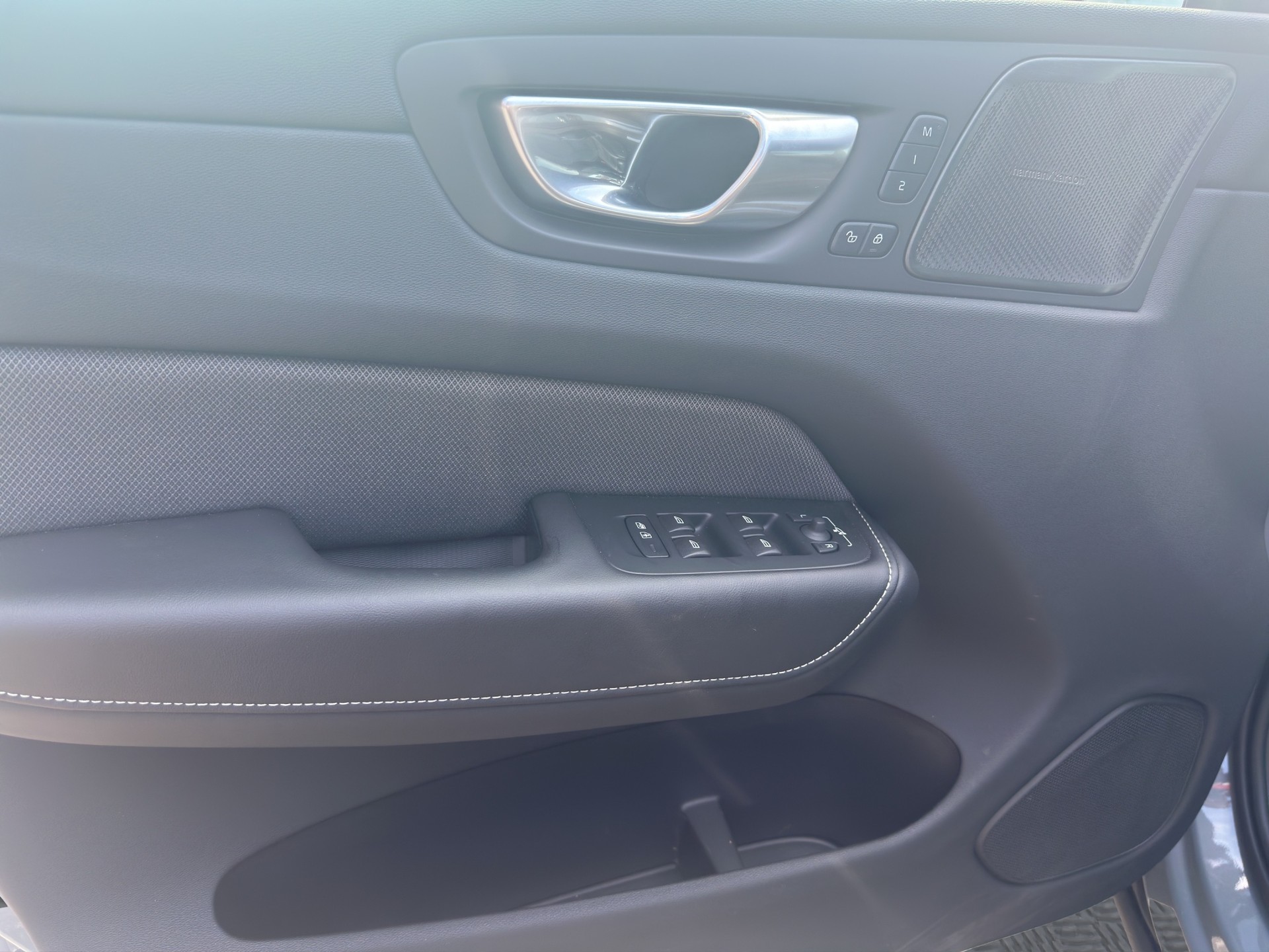 VOLVO XC60 B5 Hybrid AWD Geartronic Plus Dark-image-9