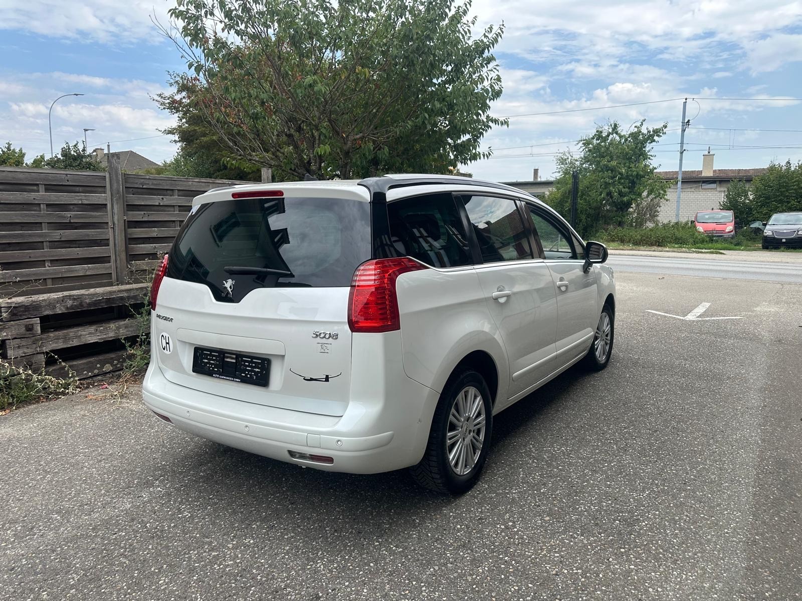 PEUGEOT 5008 2.0 HDI Allure Automatic-image-3