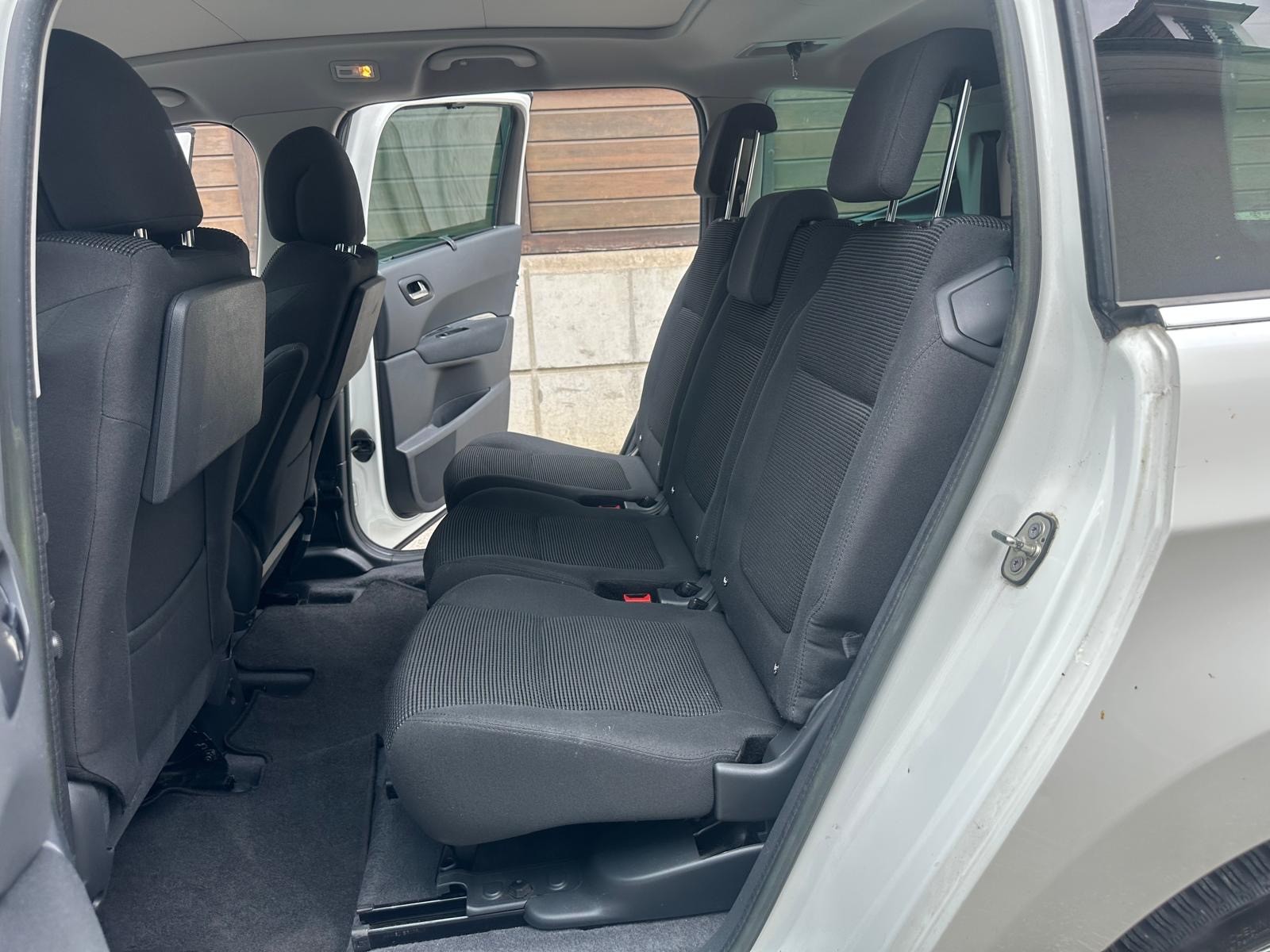 PEUGEOT 5008 2.0 HDI Allure Automatic-image-11