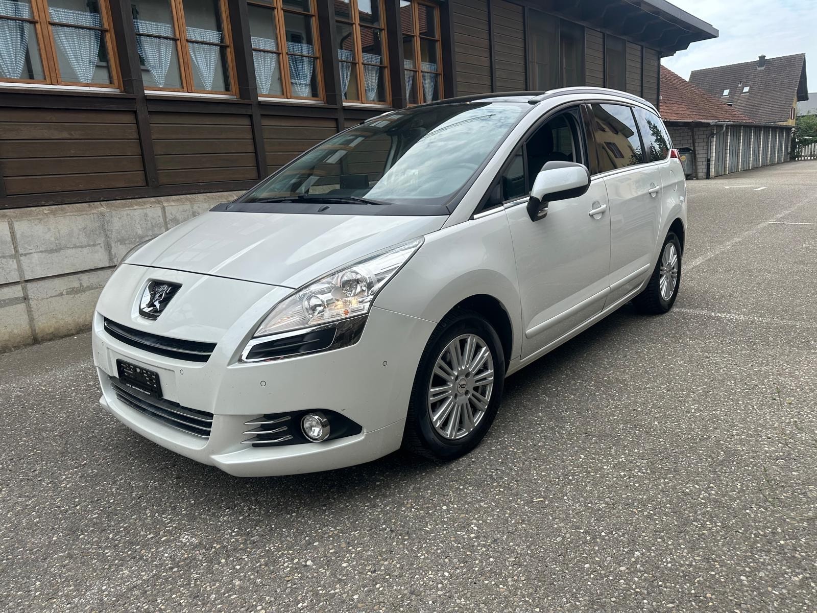PEUGEOT 5008 2.0 HDI Allure Automatic-image-1