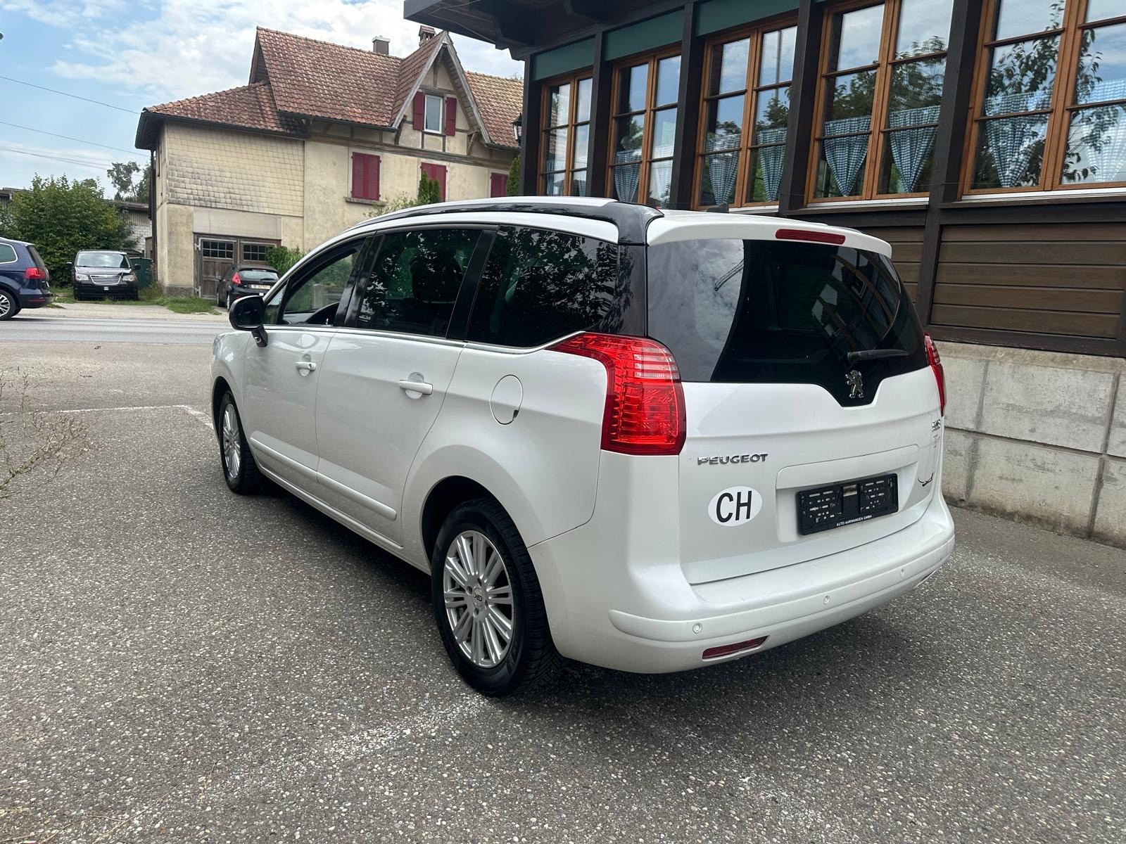 PEUGEOT 5008 2.0 HDI Allure Automatic-image-2