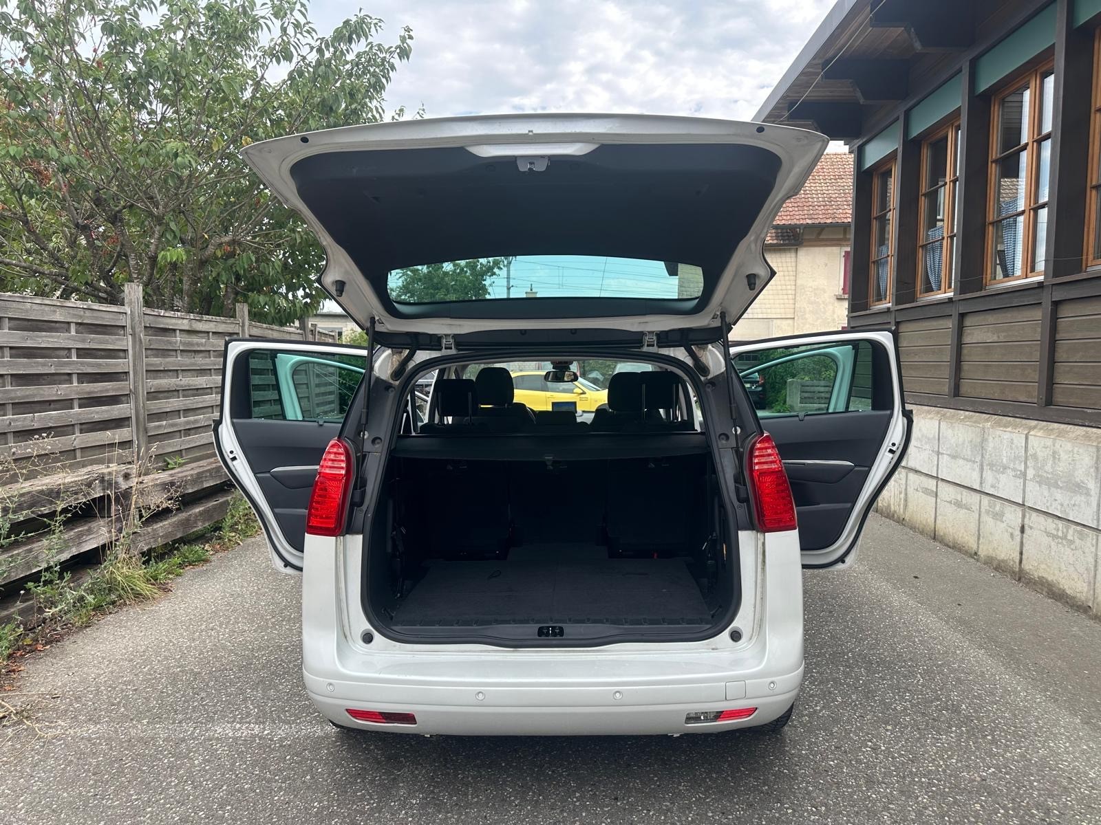 PEUGEOT 5008 2.0 HDI Allure Automatic-image-6