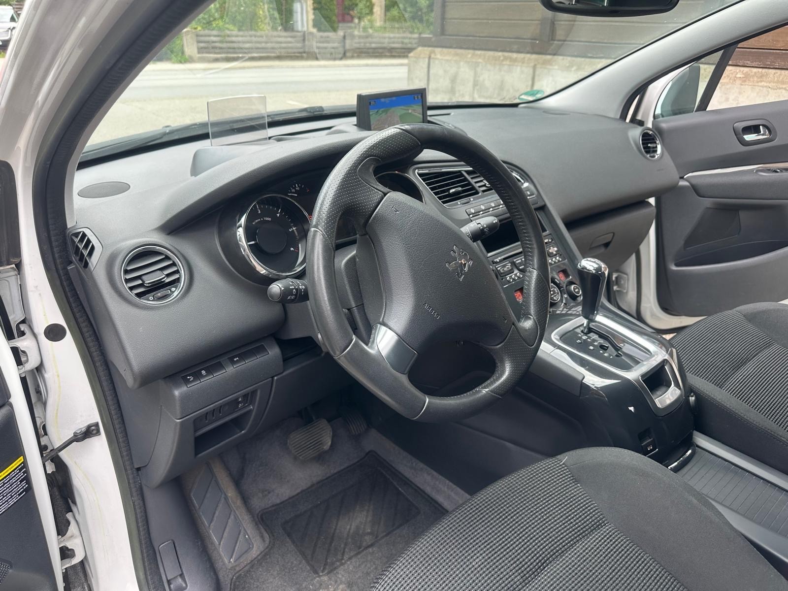 PEUGEOT 5008 2.0 HDI Allure Automatic-image-9