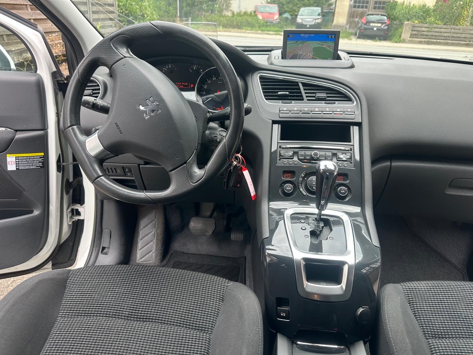 PEUGEOT 5008 2.0 HDI Allure Automatic-image-7
