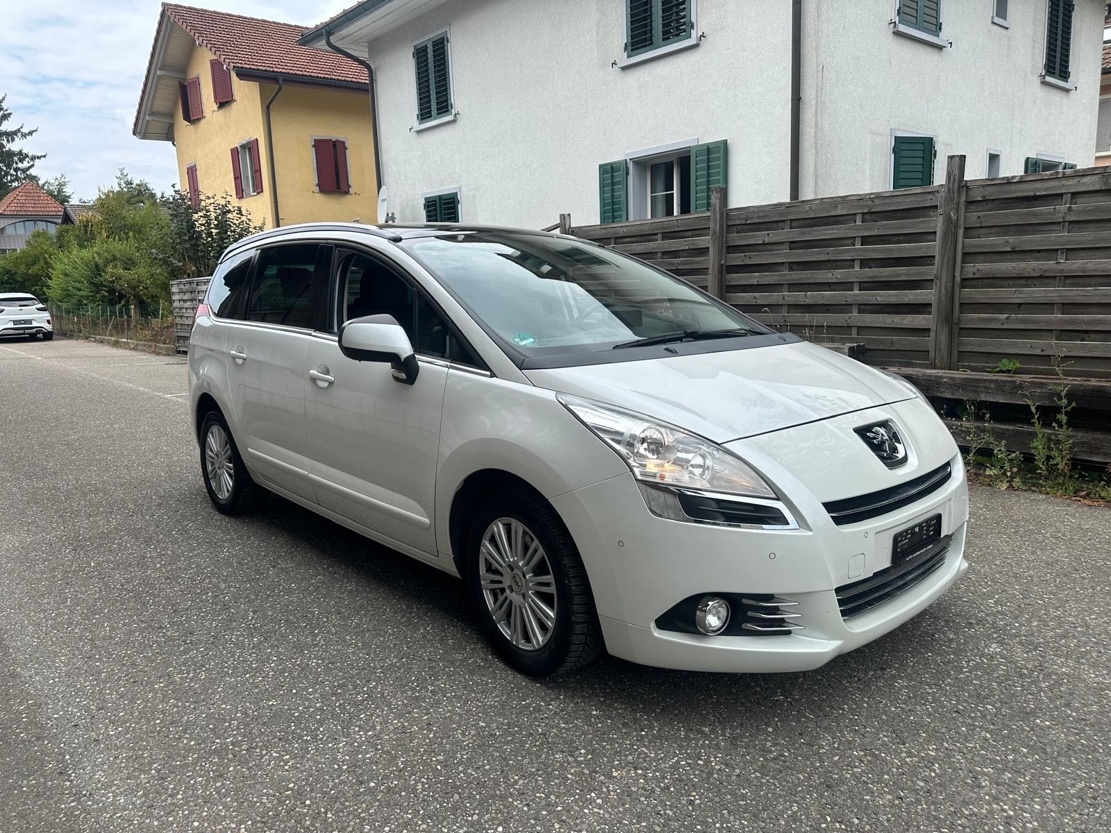 PEUGEOT 5008 2.0 HDI Allure Automatic-image-0