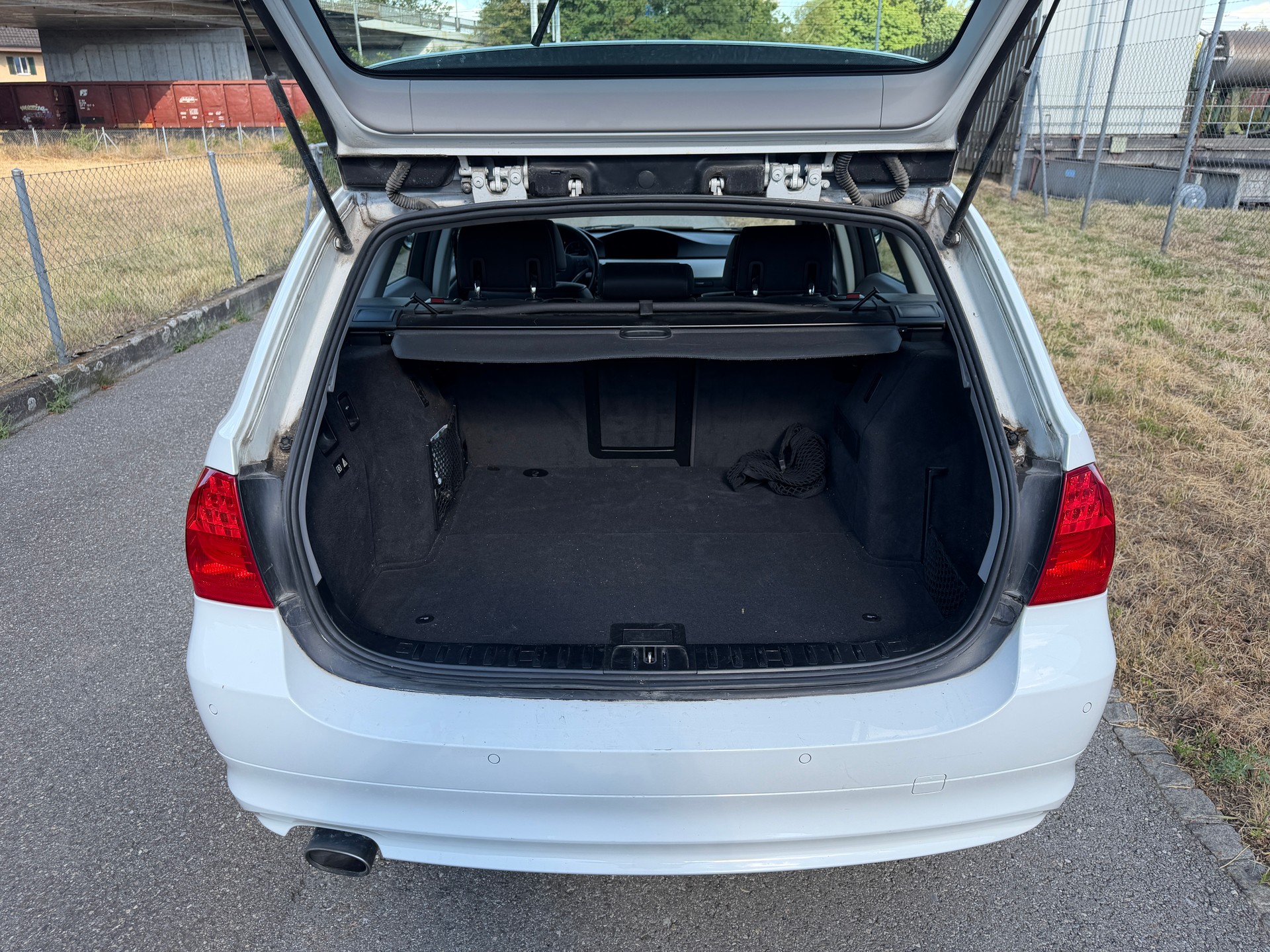 BMW 320d xDrive Touring Dynamic Edition Steptronic-image-10