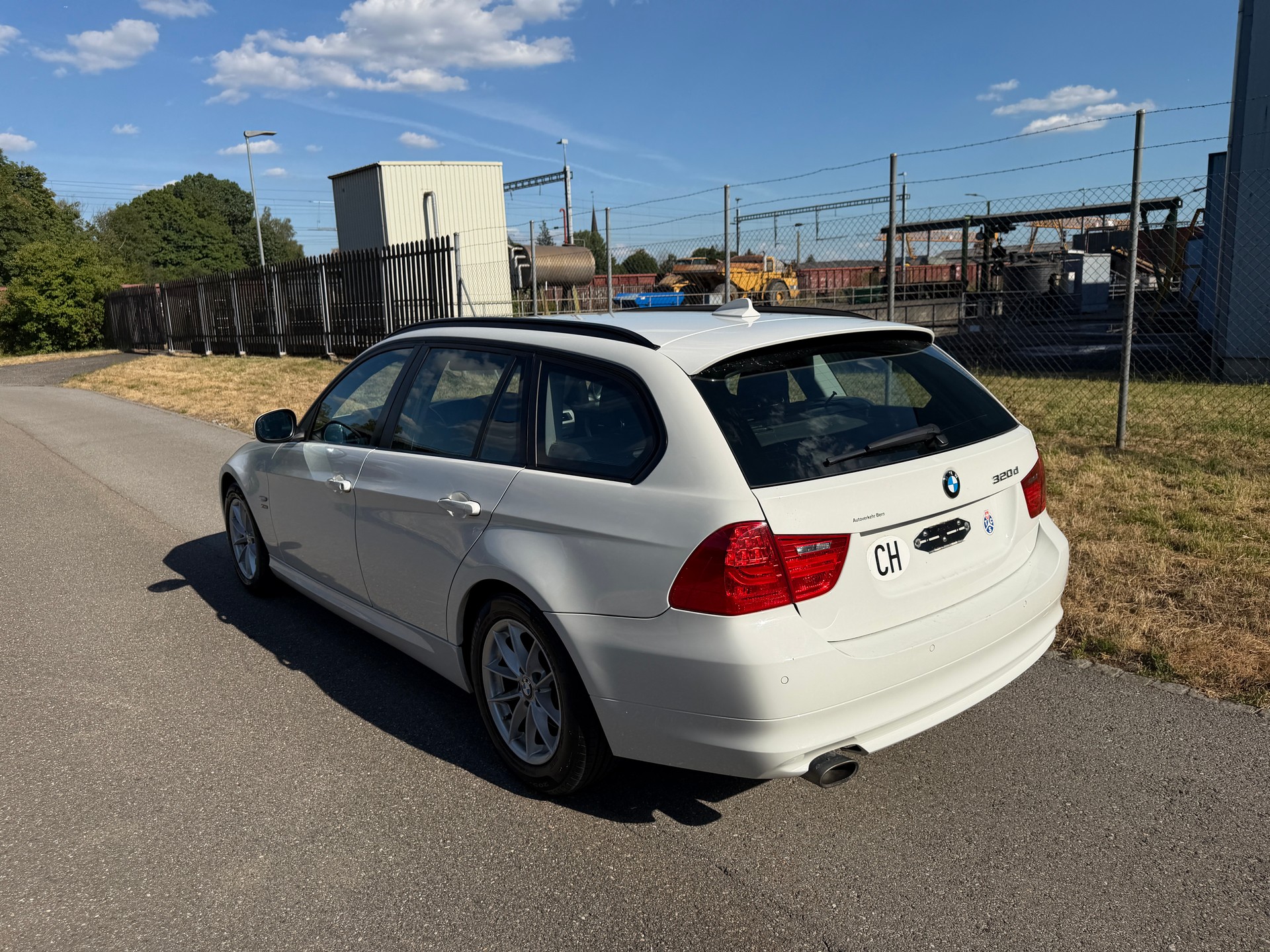 BMW 320d xDrive Touring Dynamic Edition Steptronic-image-1