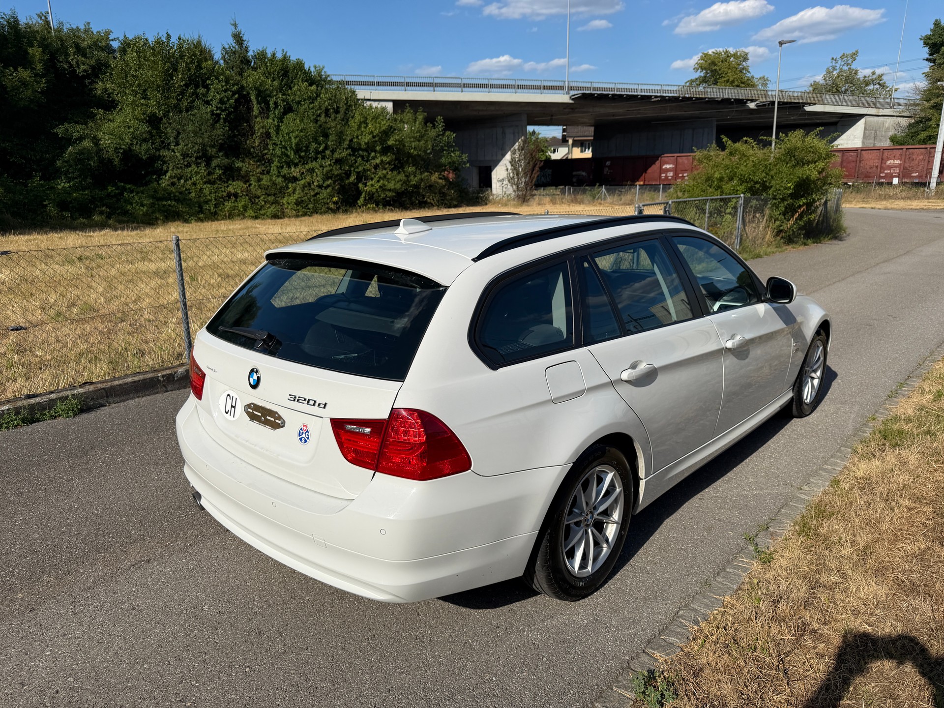 BMW 320d xDrive Touring Dynamic Edition Steptronic-image-2