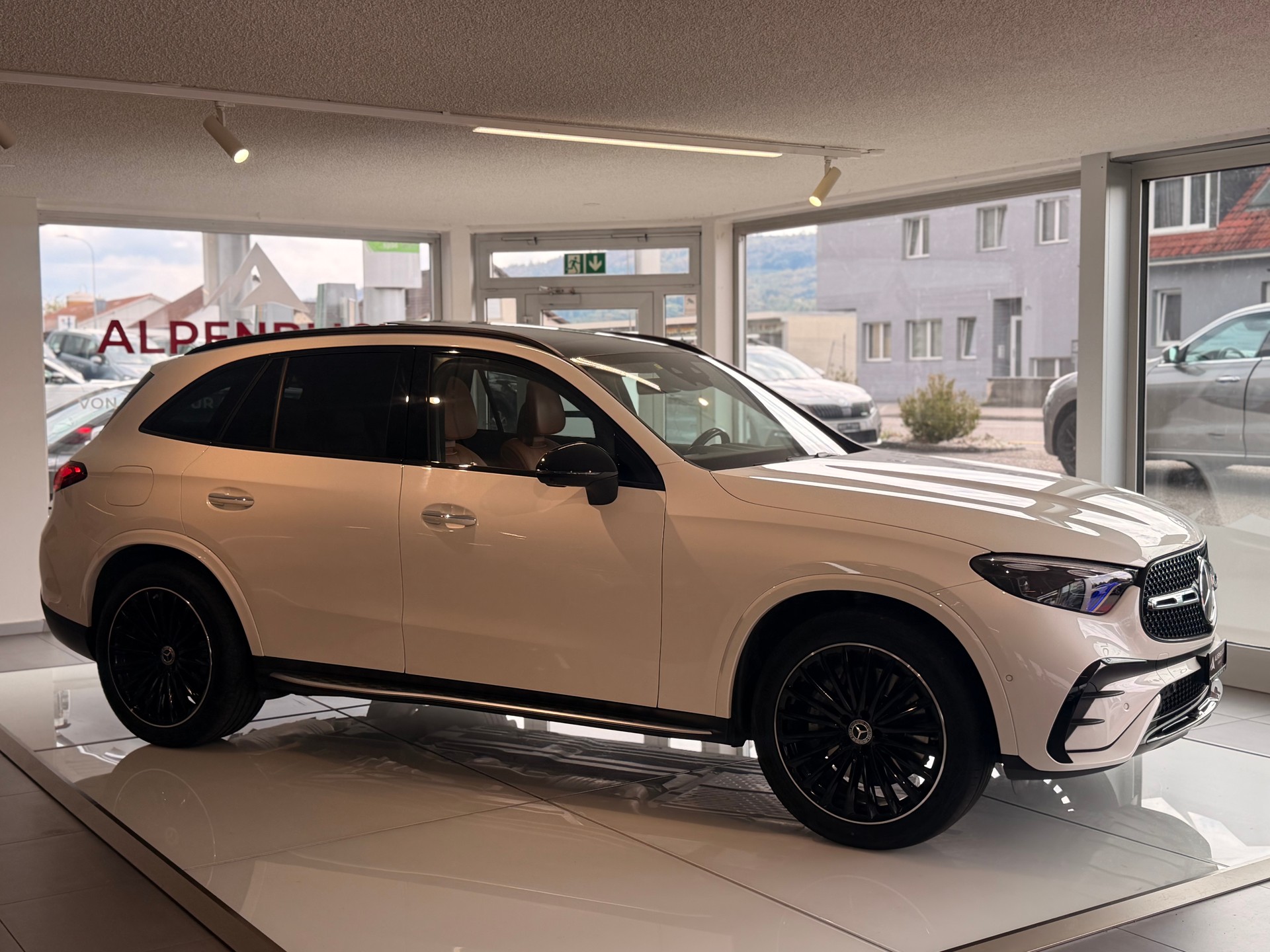MERCEDES-BENZ GLC 220 d 4Matic 9G-Tronic-showroom-element-3
