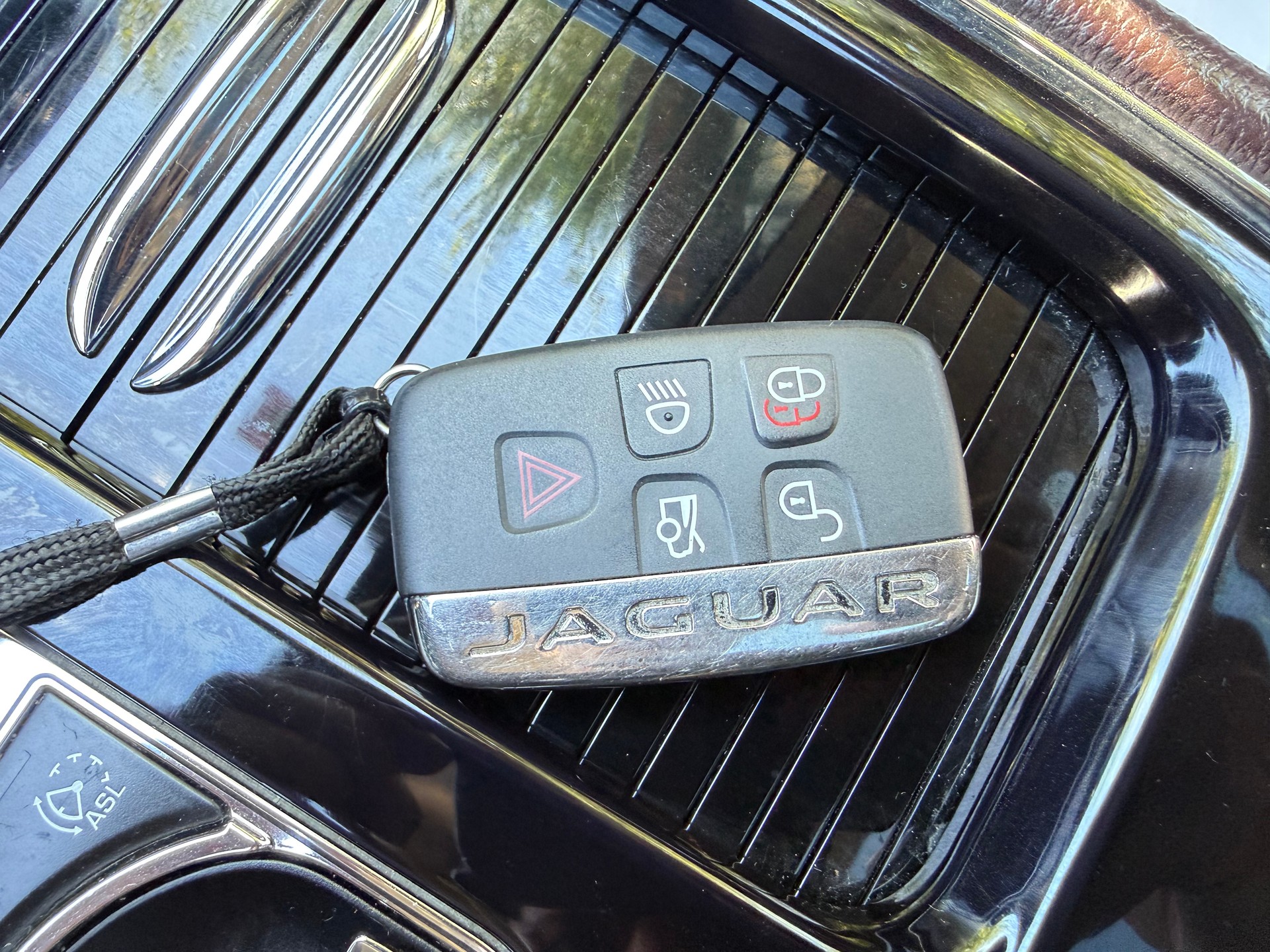 JAGUAR XJ 3.0d V6 Luxury Automatic-image-30