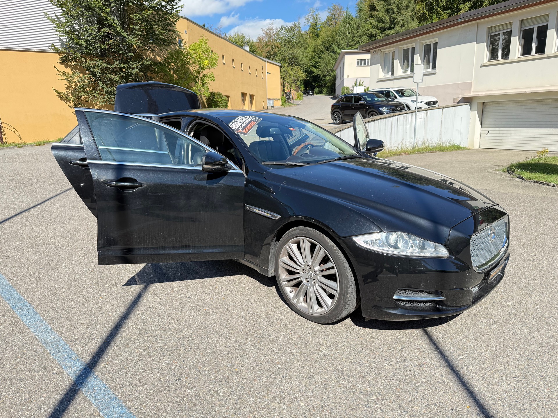 JAGUAR XJ 3.0d V6 Luxury Automatic-image-21