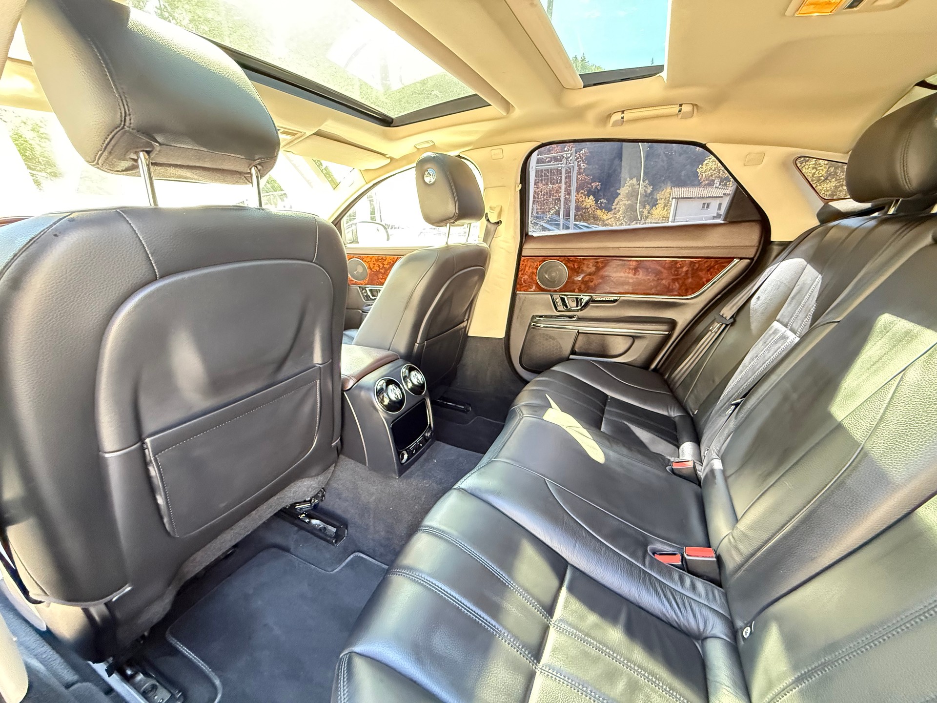 JAGUAR XJ 3.0d V6 Luxury Automatic-image-9