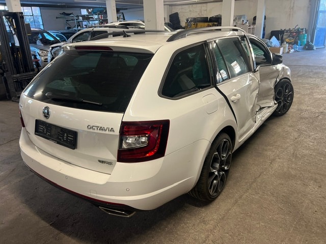 SKODA Octavia Combi 2.0 TDI RS 4x4 DSG-image-6