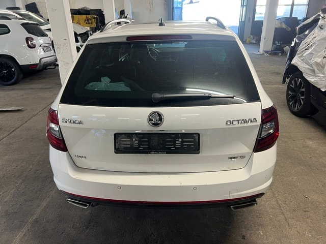 SKODA Octavia Combi 2.0 TDI RS 4x4 DSG-image-11