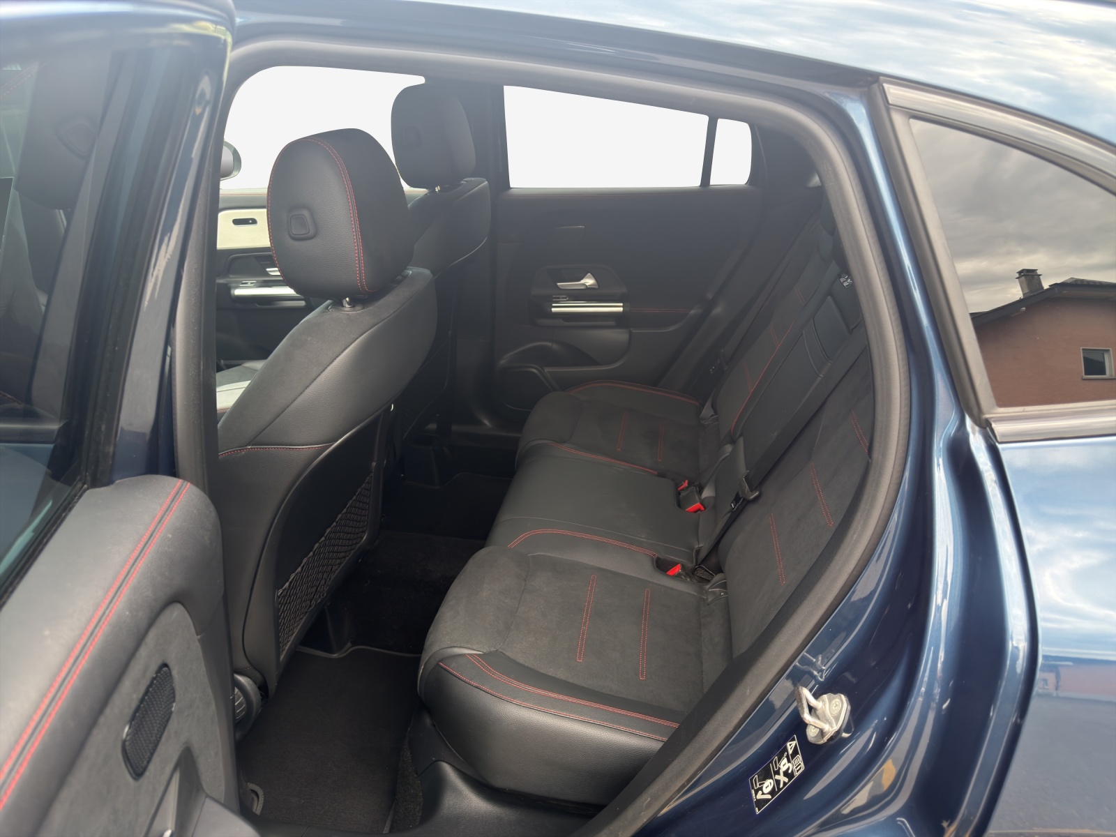 MERCEDES-BENZ GLA 250 4Matic AMG Line 8G-DCT-image-11