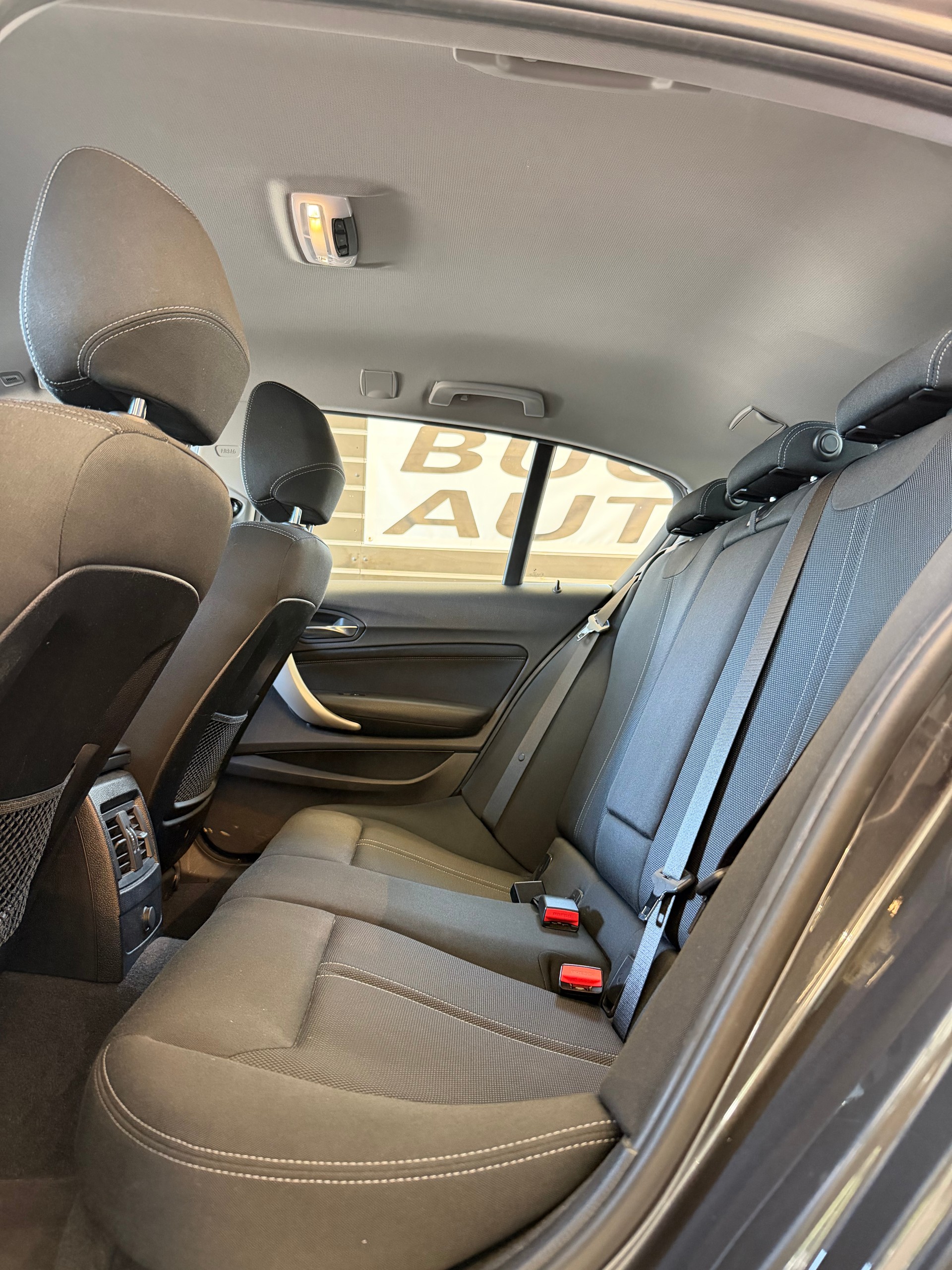 BMW 118i Essential Edition Steptronic-image-7