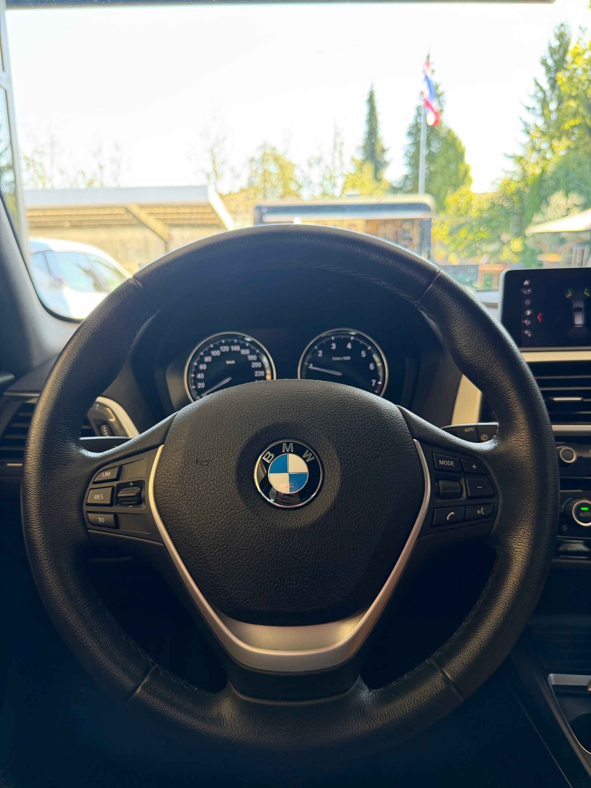 BMW 118i Essential Edition Steptronic-image-12