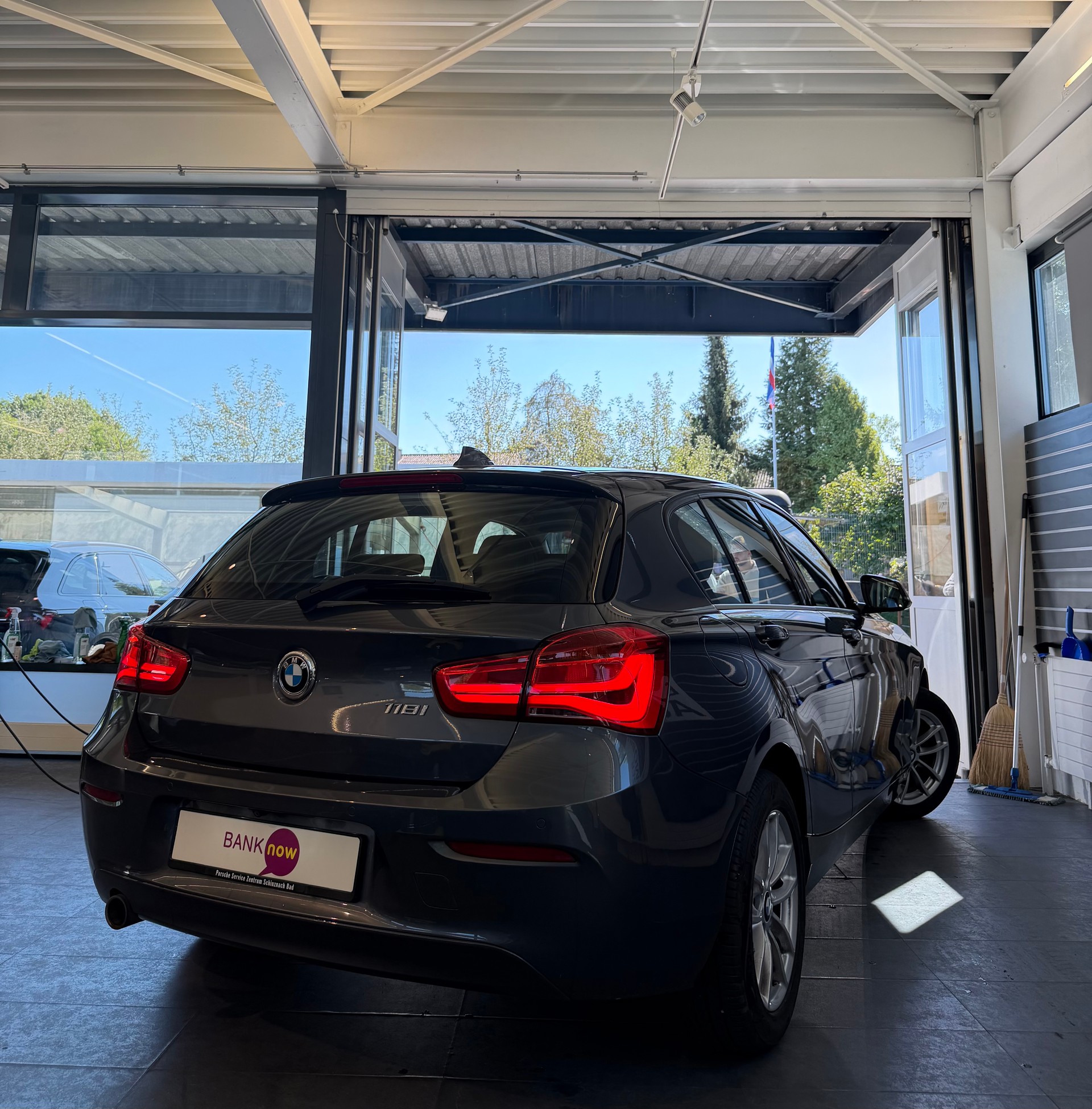 BMW 118i Essential Edition Steptronic-image-3