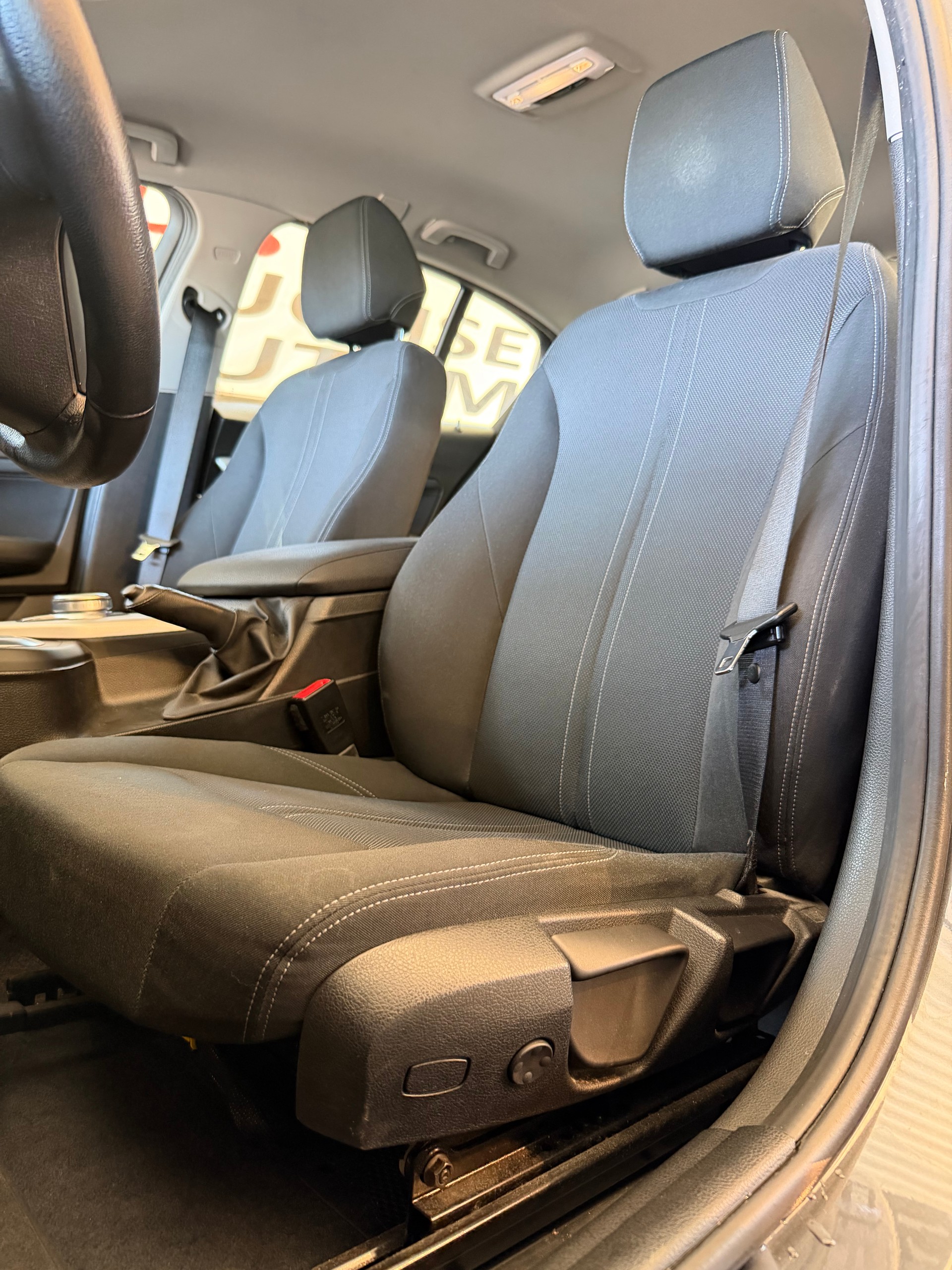 BMW 118i Essential Edition Steptronic-image-6