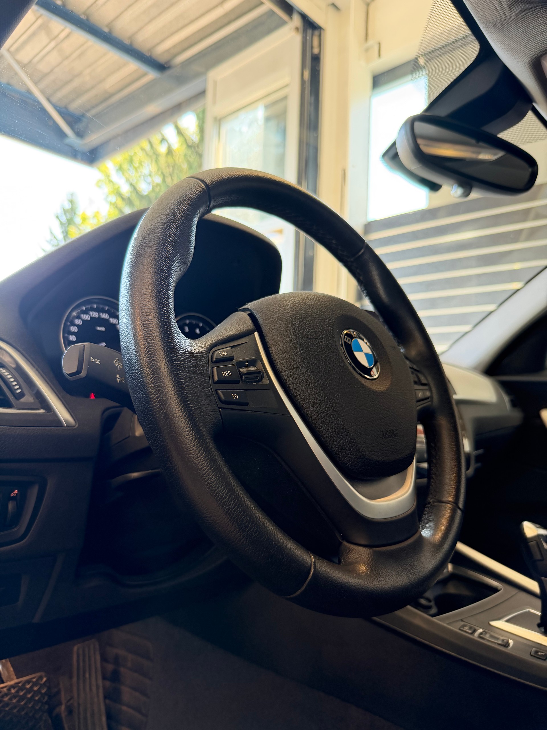 BMW 118i Essential Edition Steptronic-image-11