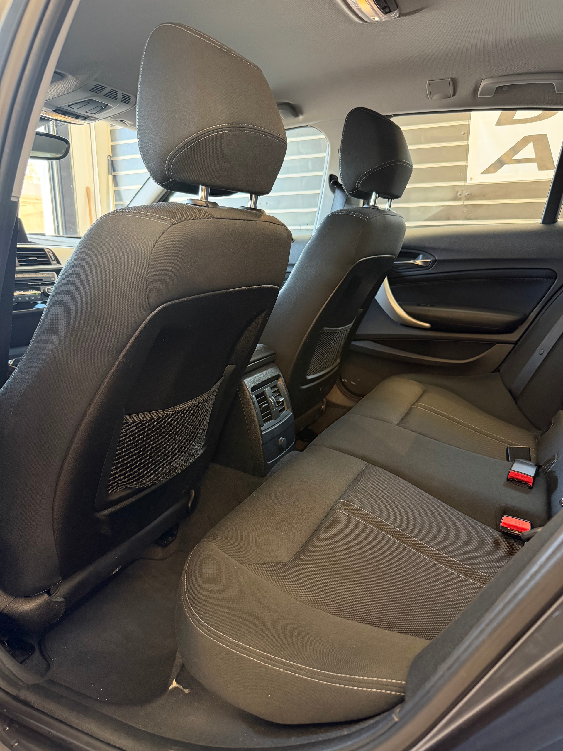 BMW 118i Essential Edition Steptronic-image-8