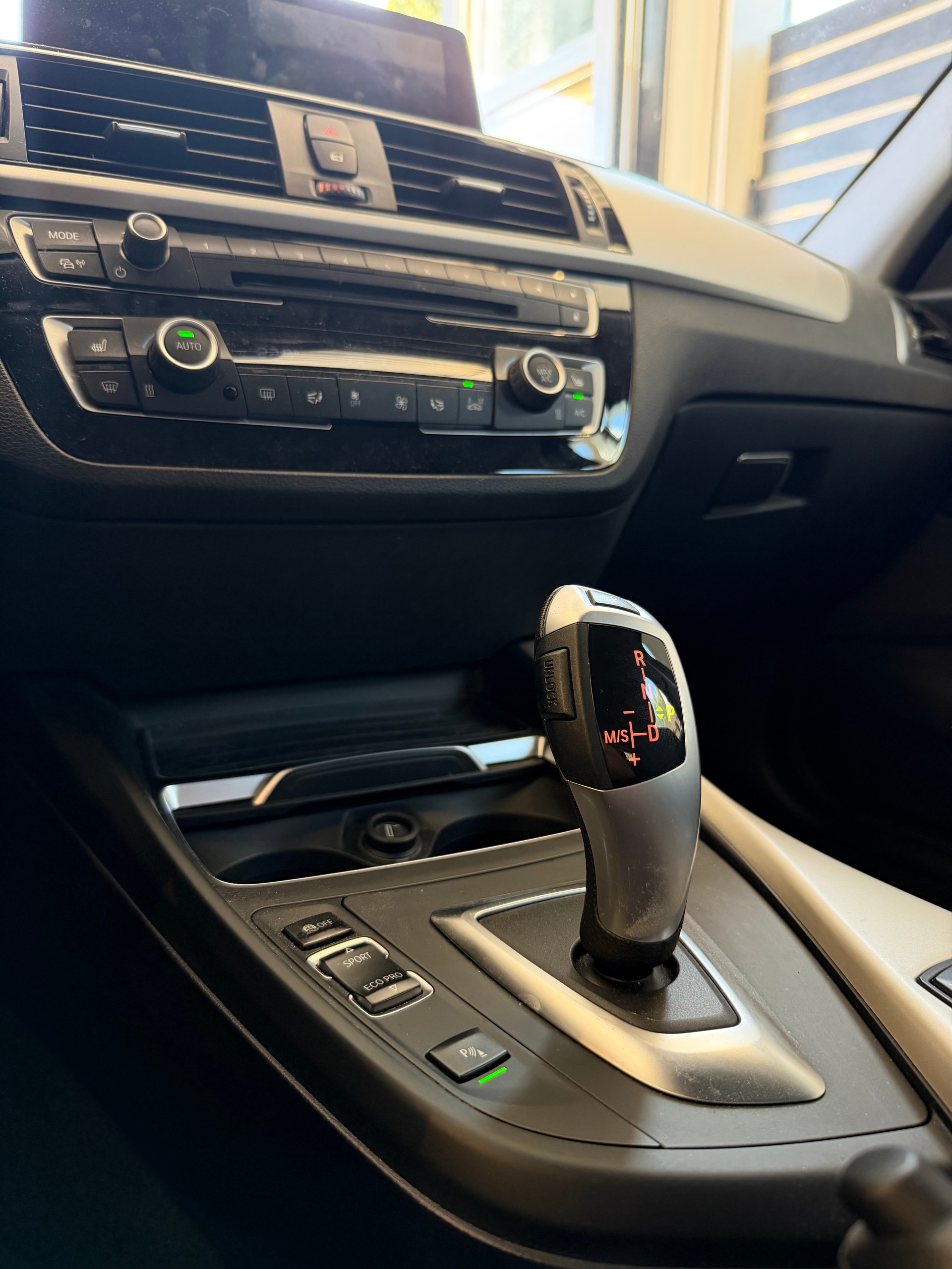 BMW 118i Essential Edition Steptronic-image-13
