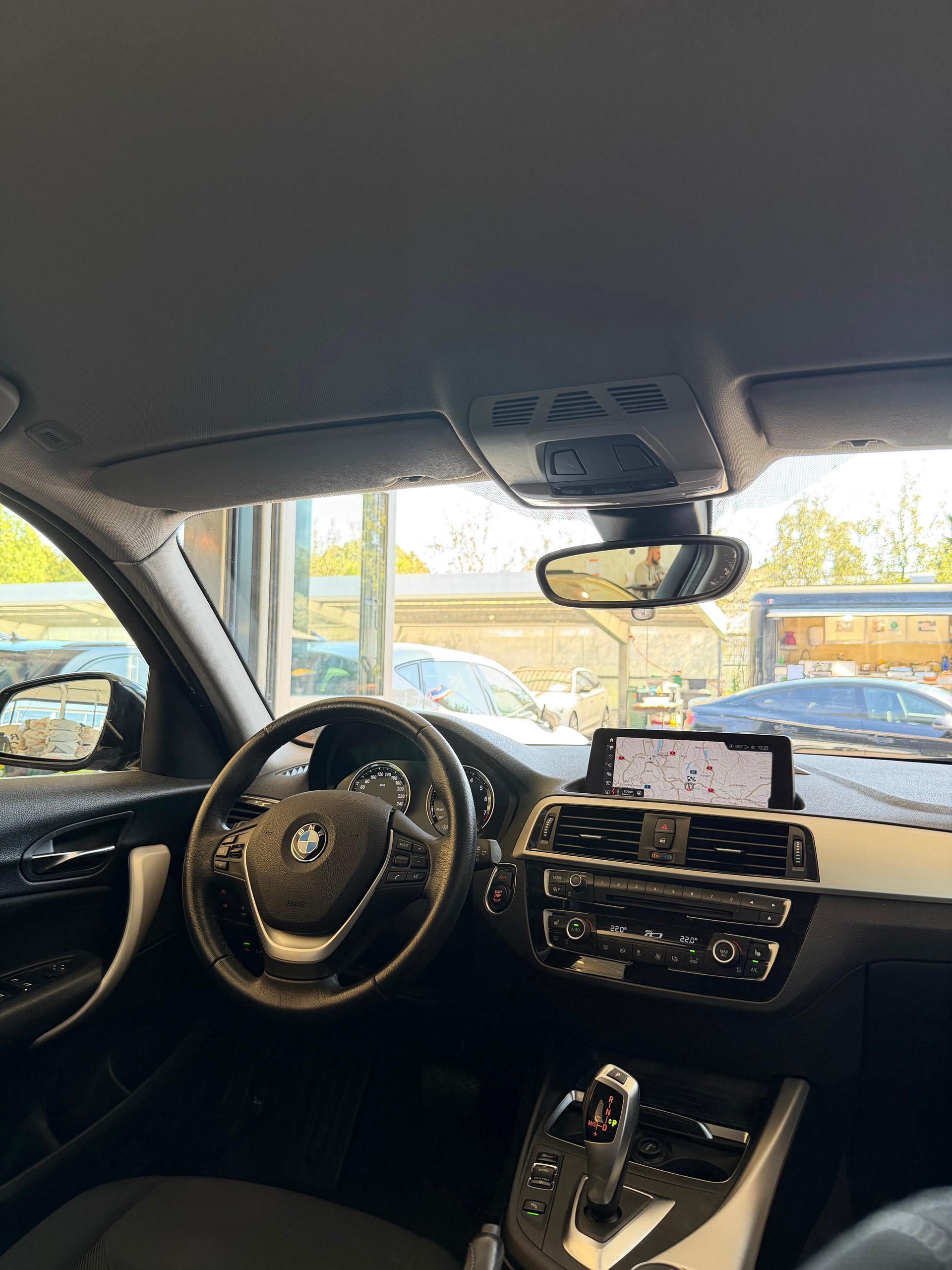 BMW 118i Essential Edition Steptronic-image-10