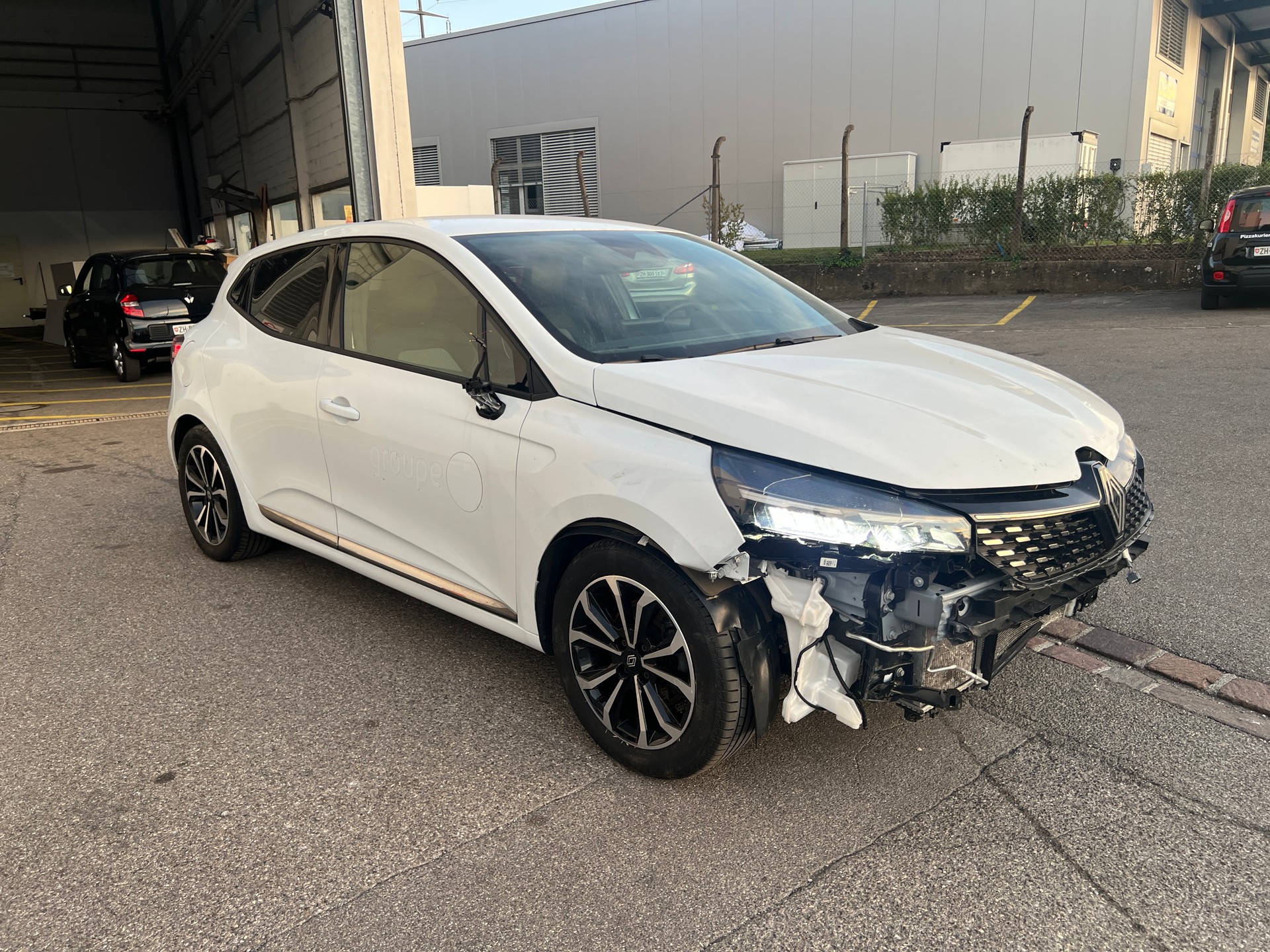 RENAULT Clio 1.6 E-Tech Techno-image-2