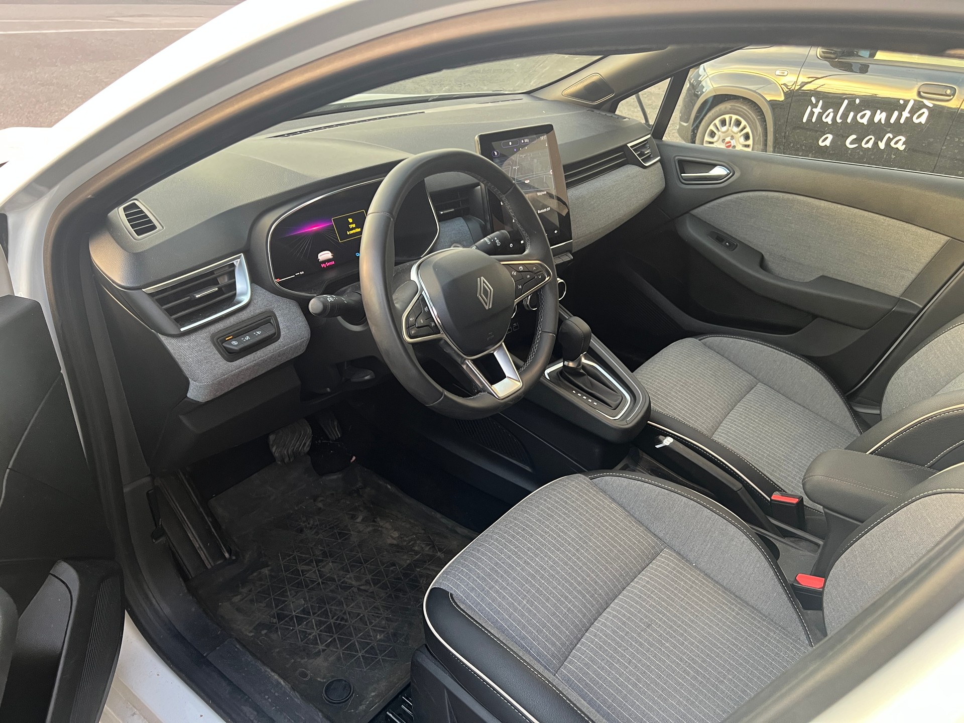 RENAULT Clio 1.6 E-Tech Techno-image-14