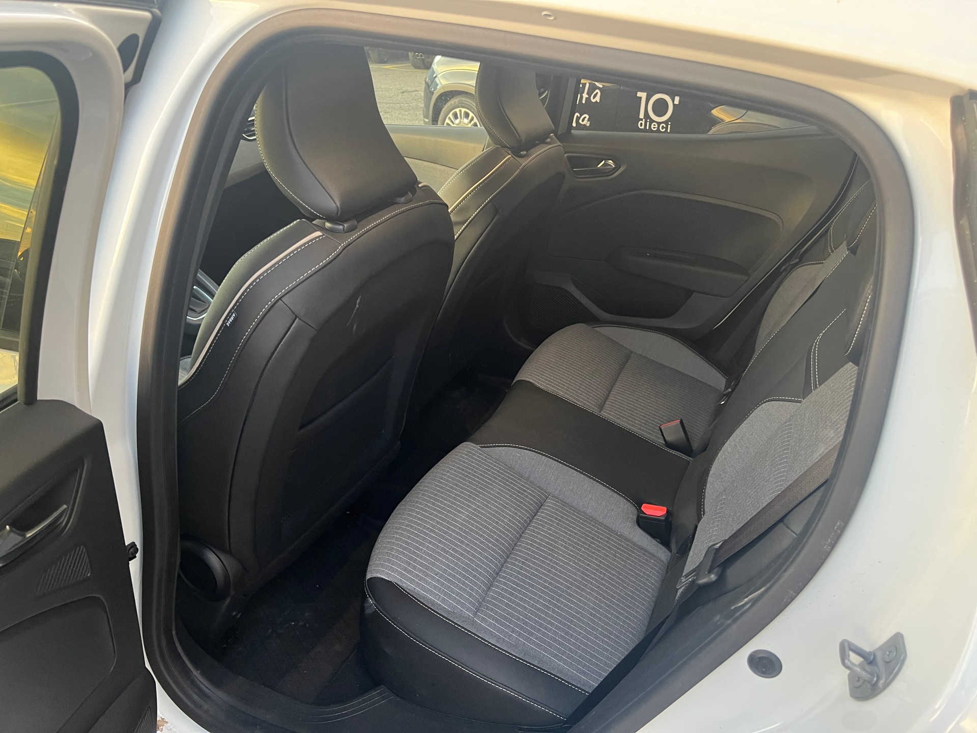 RENAULT Clio 1.6 E-Tech Techno-image-12