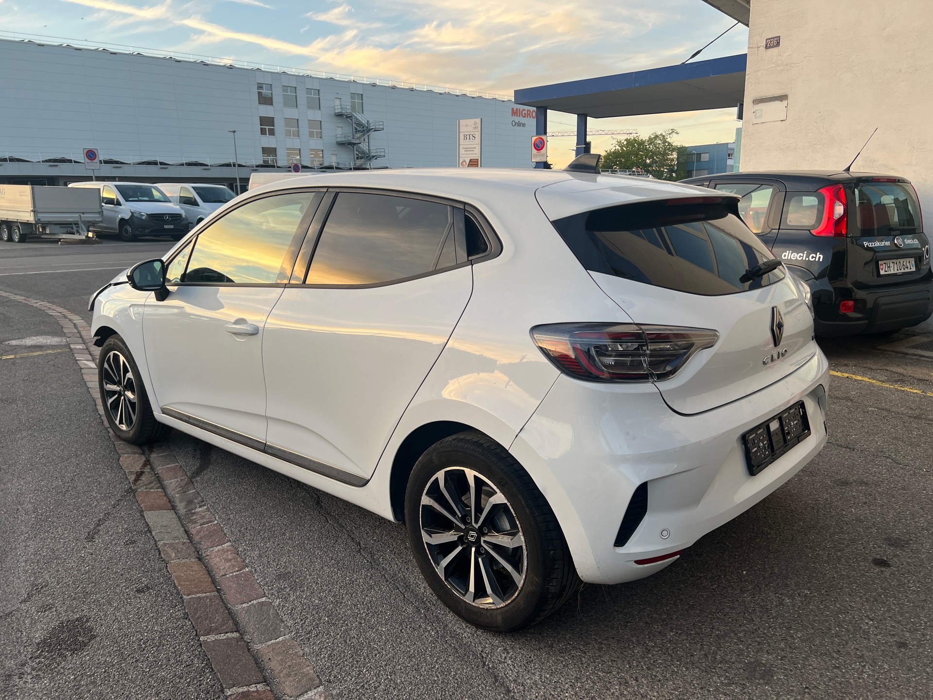 RENAULT Clio 1.6 E-Tech Techno-image-6