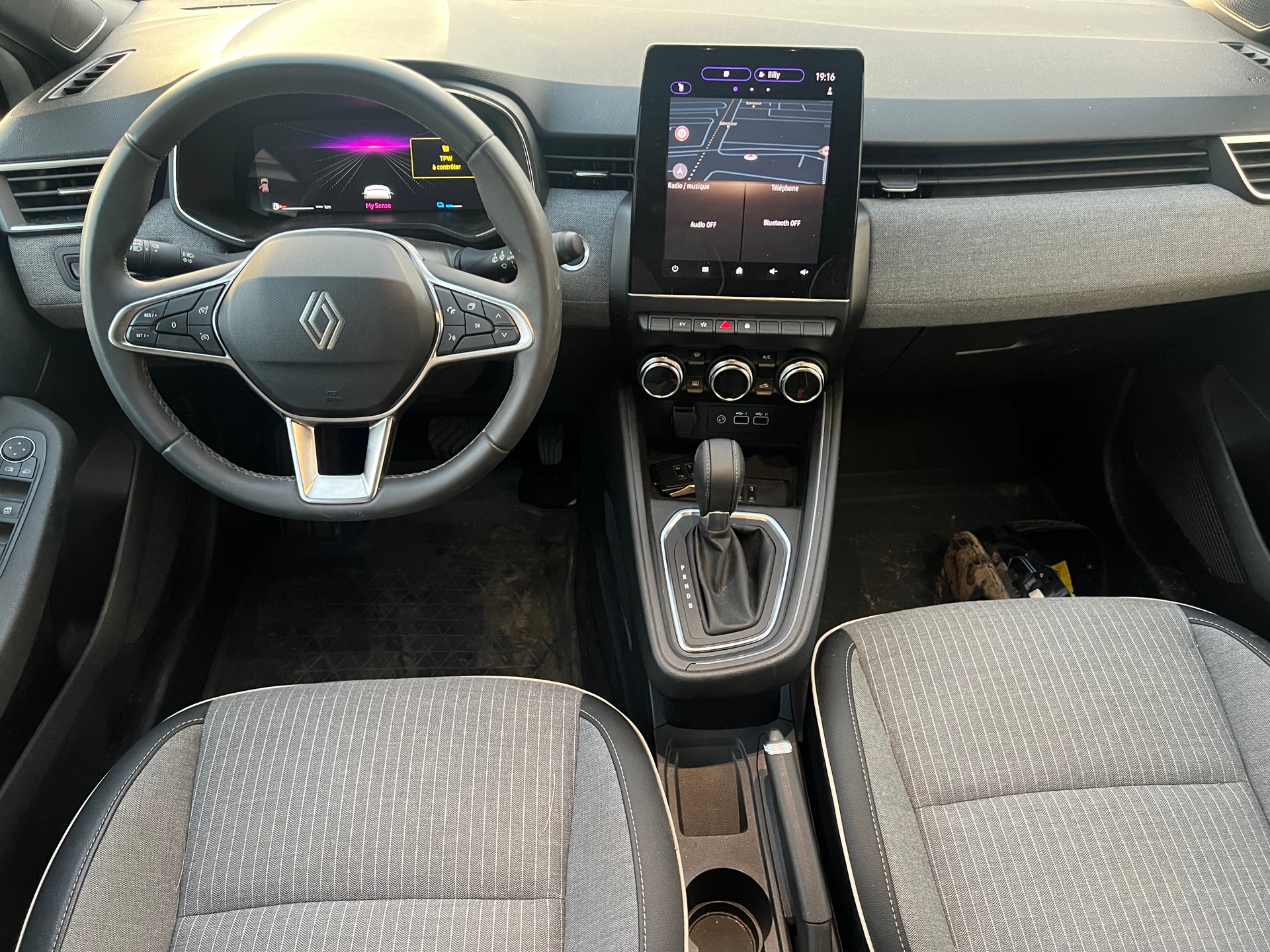 RENAULT Clio 1.6 E-Tech Techno-image-13