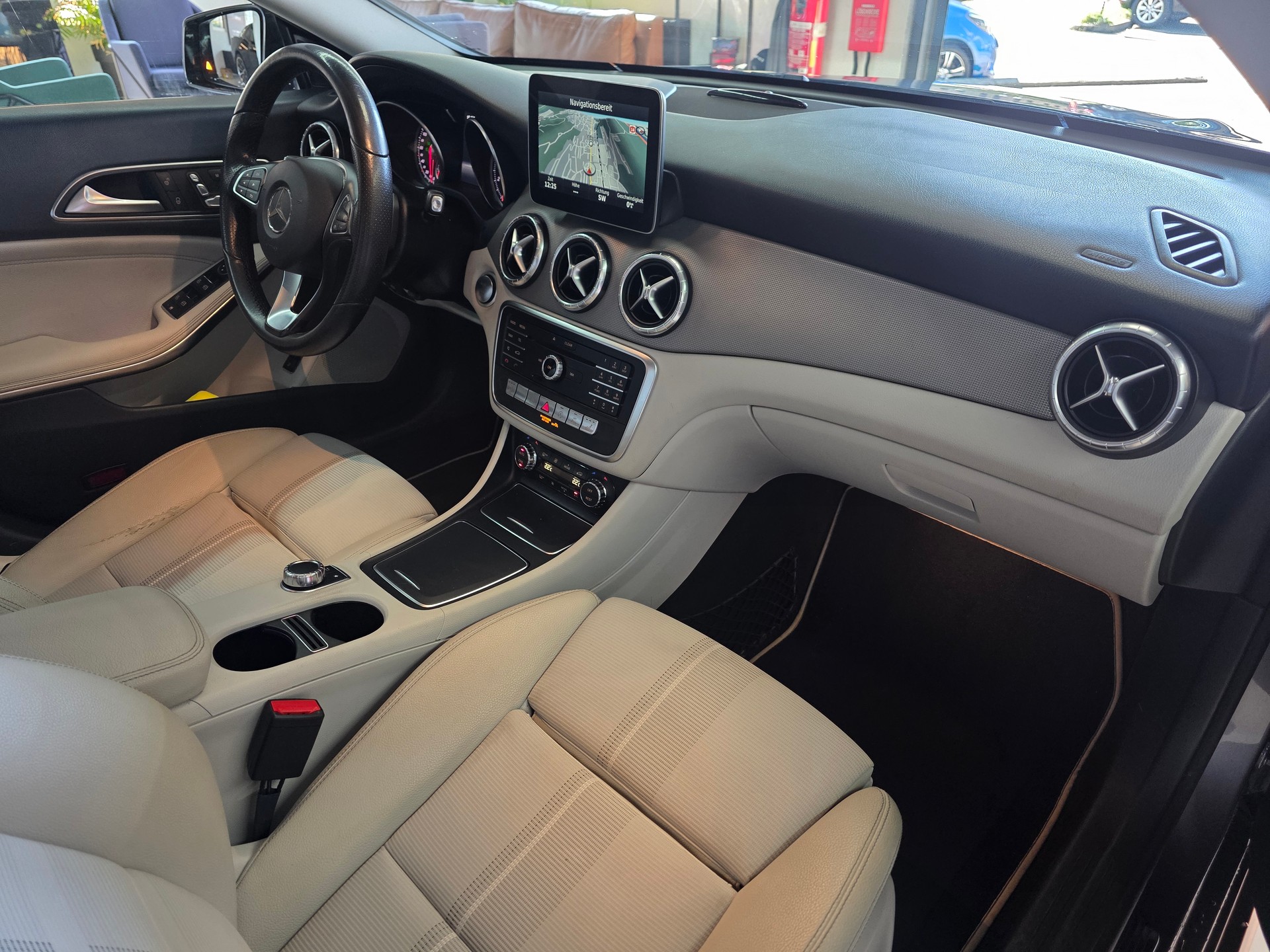 MERCEDES-BENZ CLA Shooting Brake 250 Urban 4Matic 7G-DCT-image-8