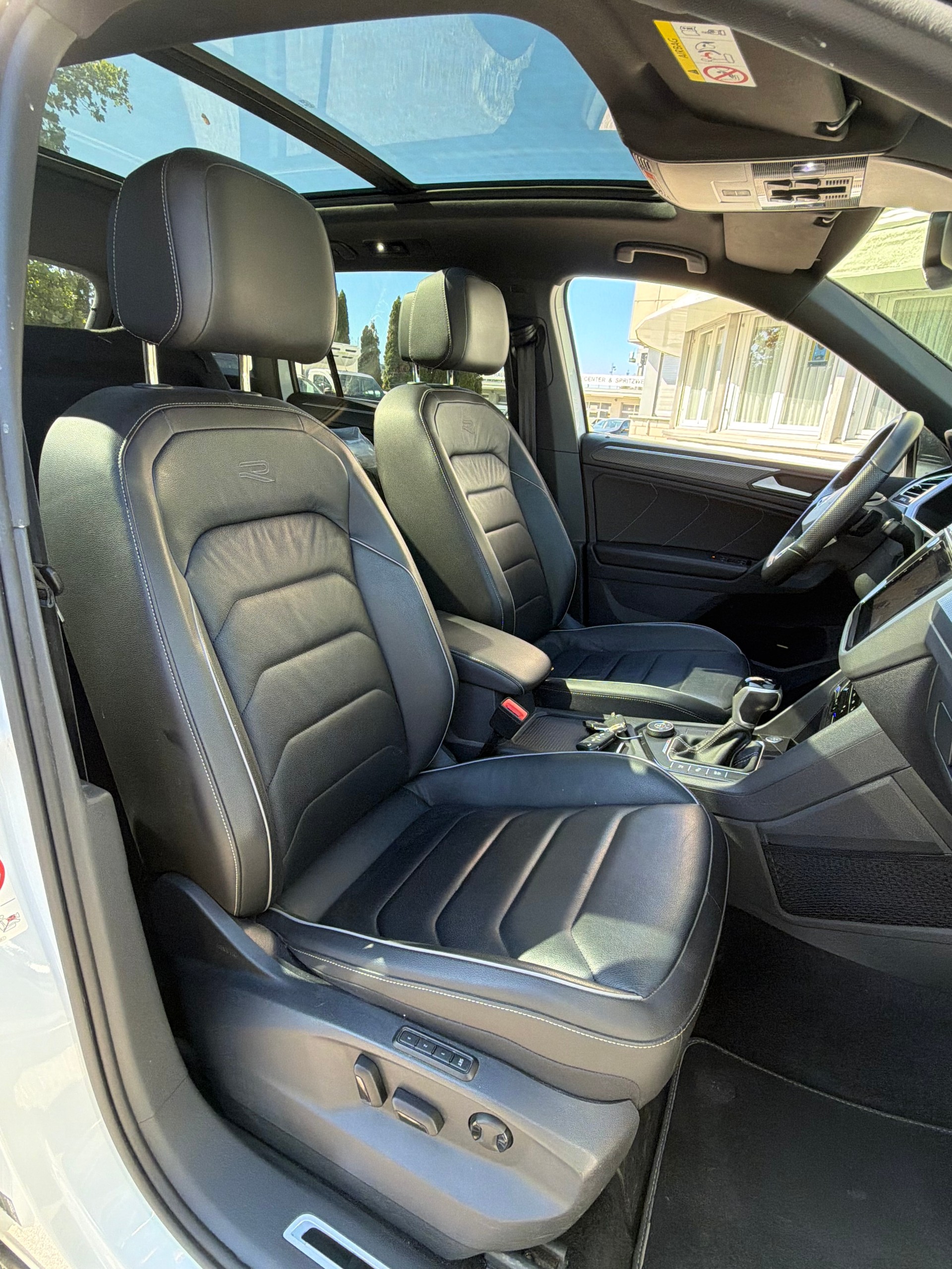 VW Tiguan 2.0 TDI SCR R-Line 4Motion DSG-image-1