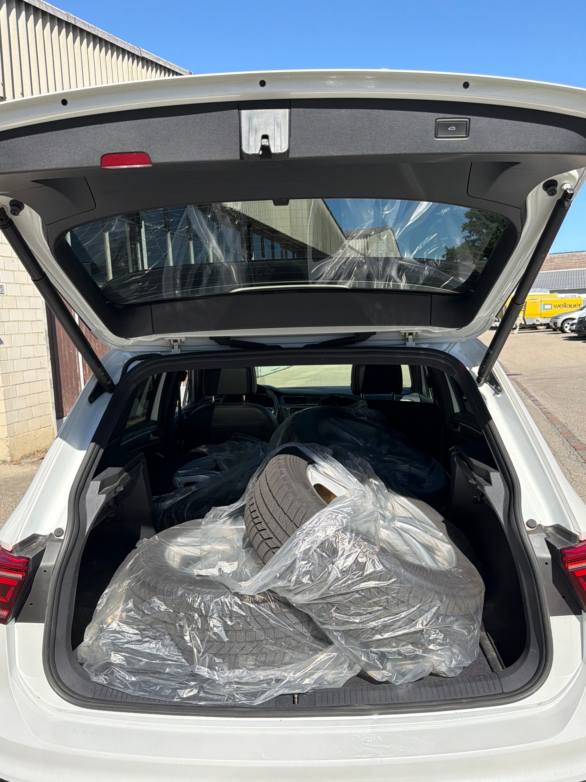 VW Tiguan 2.0 TDI SCR R-Line 4Motion DSG-image-13