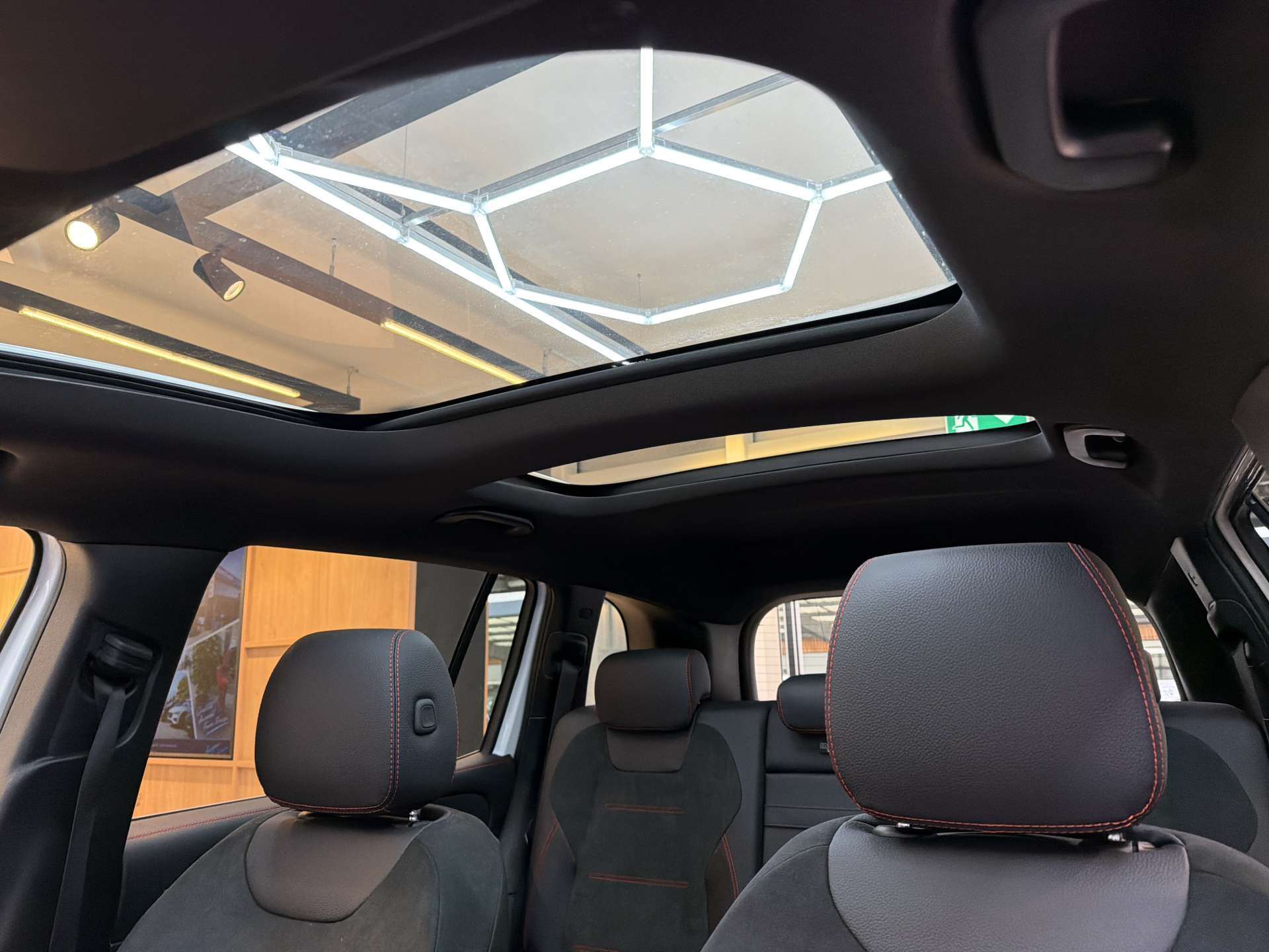 MERCEDES-BENZ GLB 250 4Matic AMG-Line G-Tronic Automat-image-14