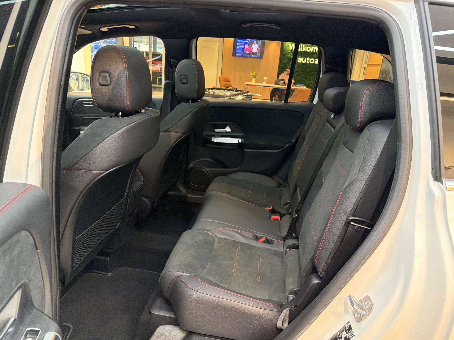 MERCEDES-BENZ GLB 250 4Matic AMG-Line G-Tronic Automat-image-6