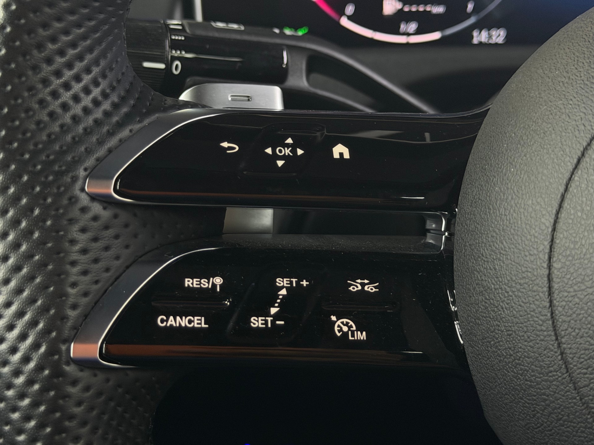 MERCEDES-BENZ E 220 d 4Matic 9G-Tronic-image-21