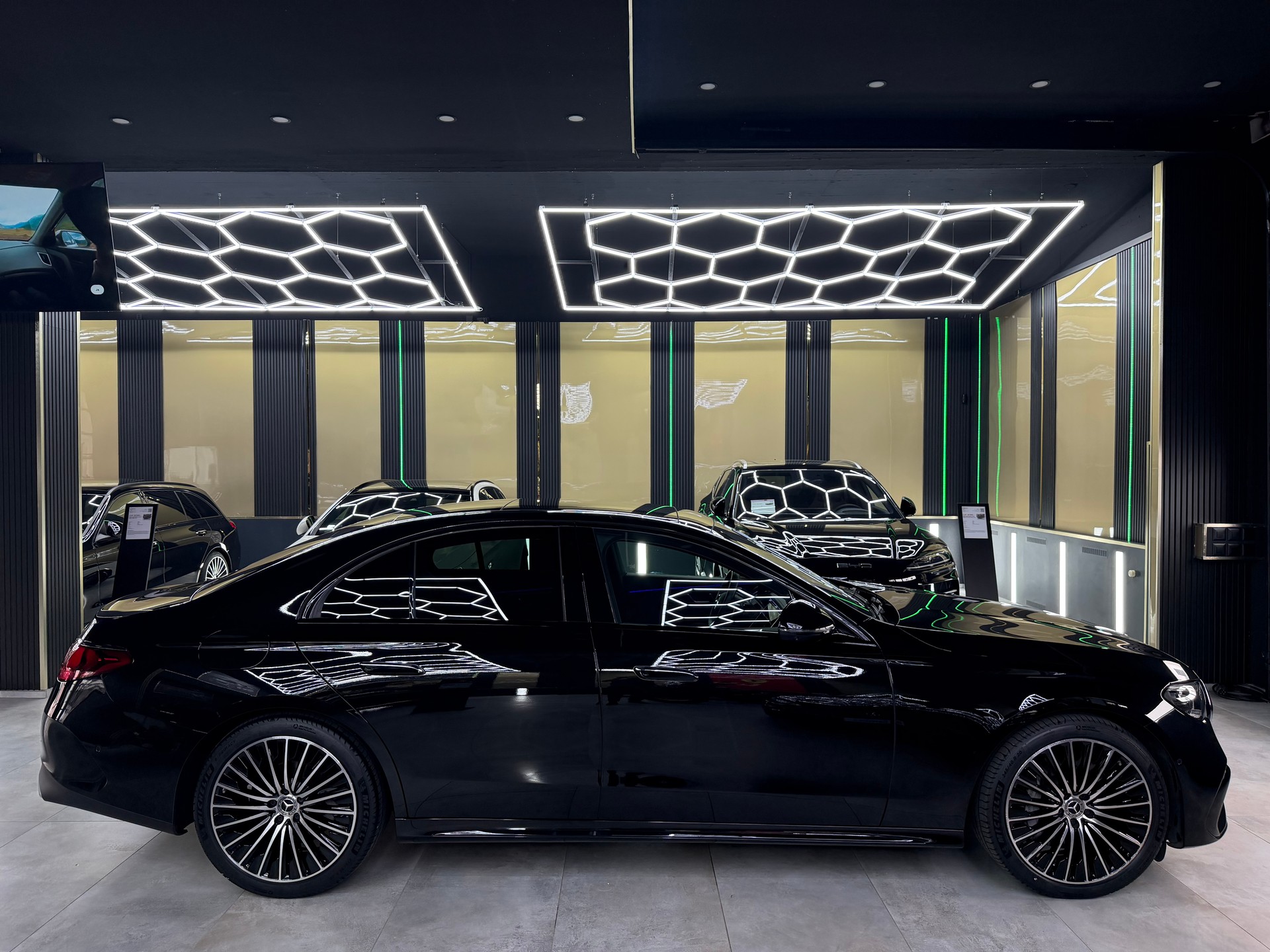 MERCEDES-BENZ E 220 d 4Matic 9G-Tronic-image-3