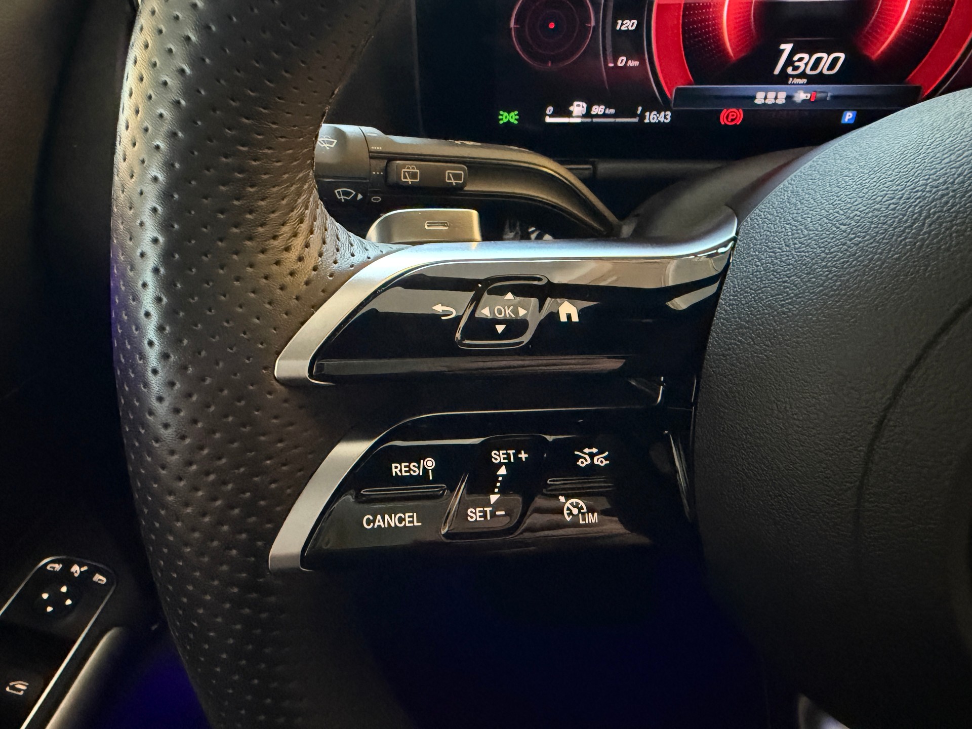 MERCEDES-BENZ GLA 250 4Matic AMG Line 8G-DCT-image-17
