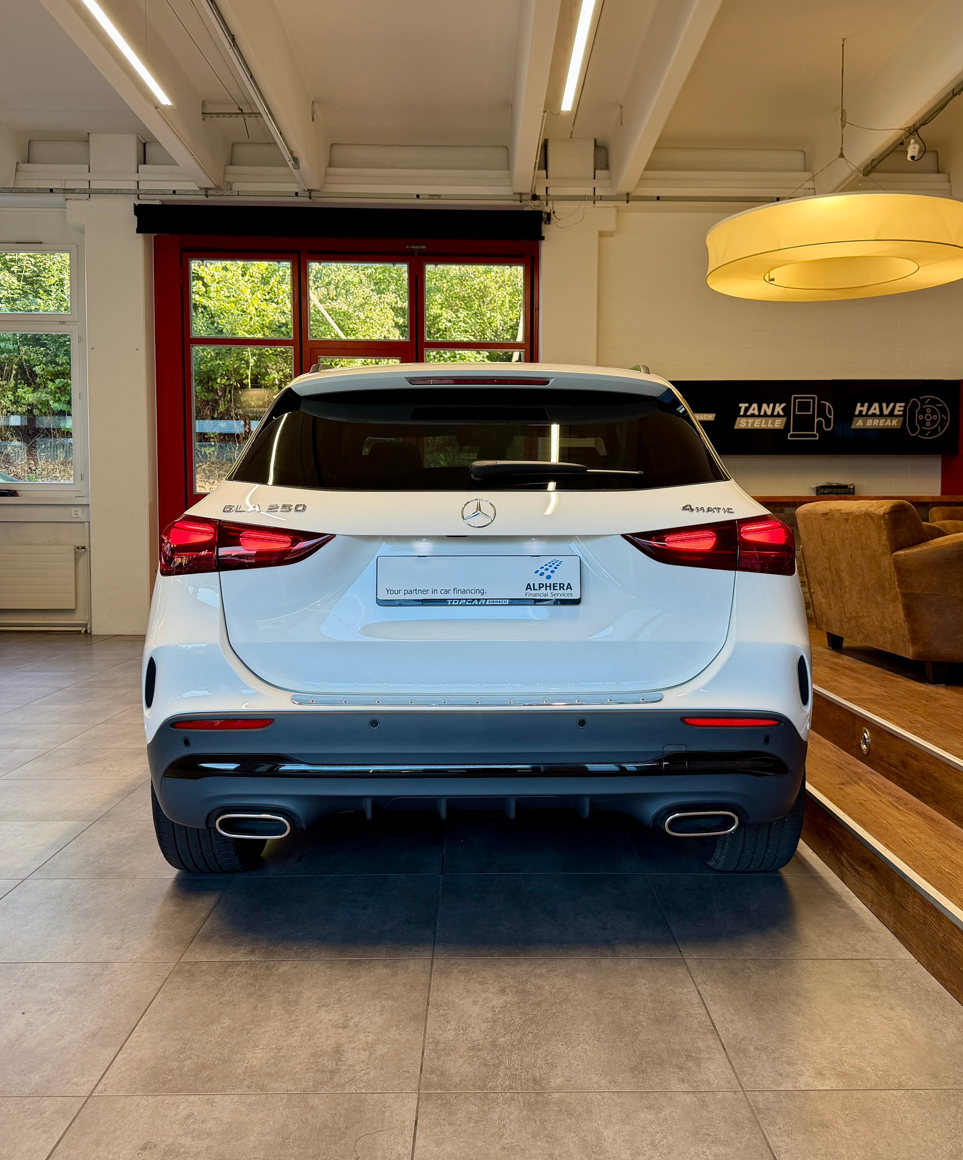 MERCEDES-BENZ GLA 250 4Matic AMG Line 8G-DCT-image-4