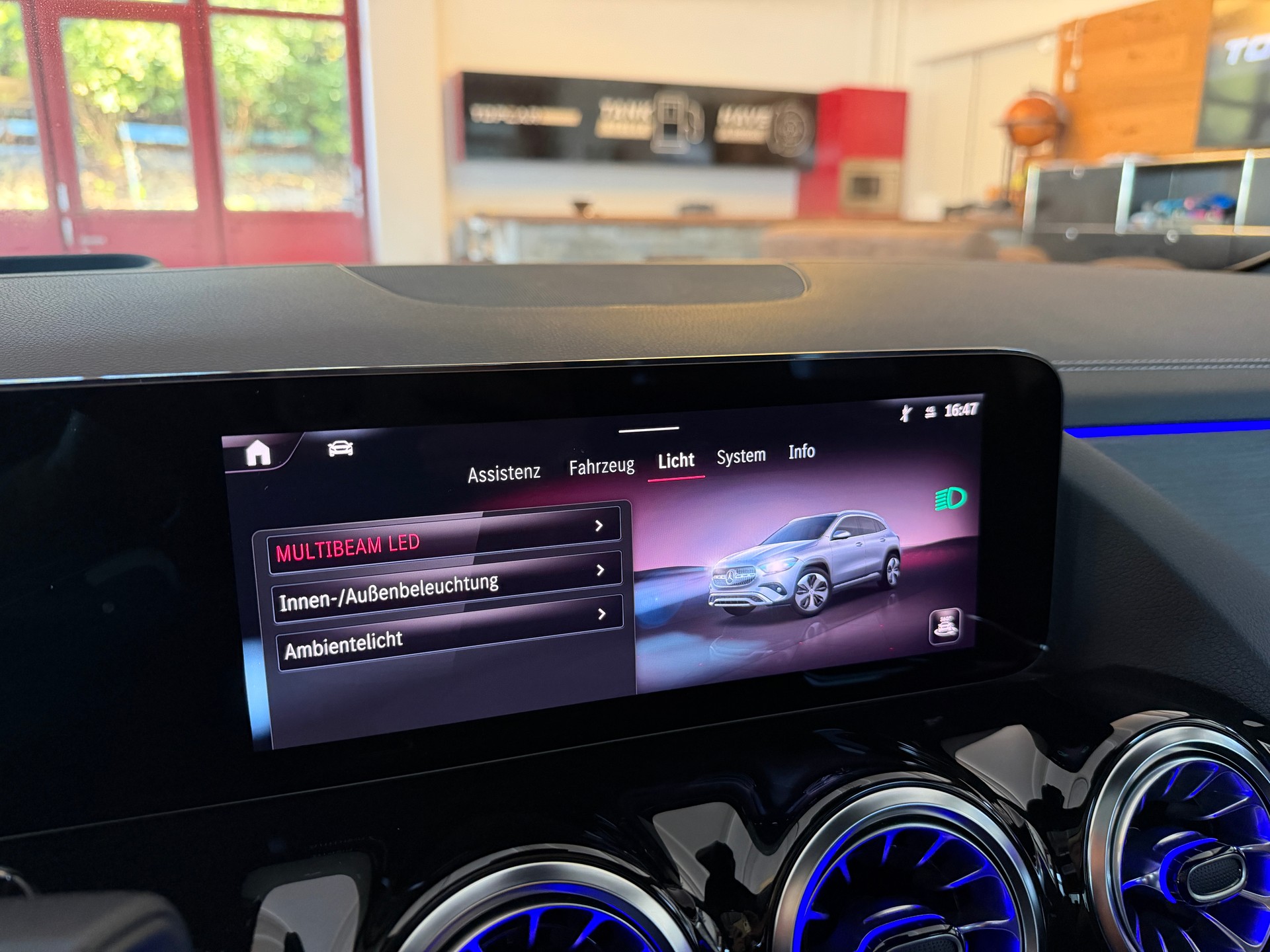 MERCEDES-BENZ GLA 250 4Matic AMG Line 8G-DCT-image-24