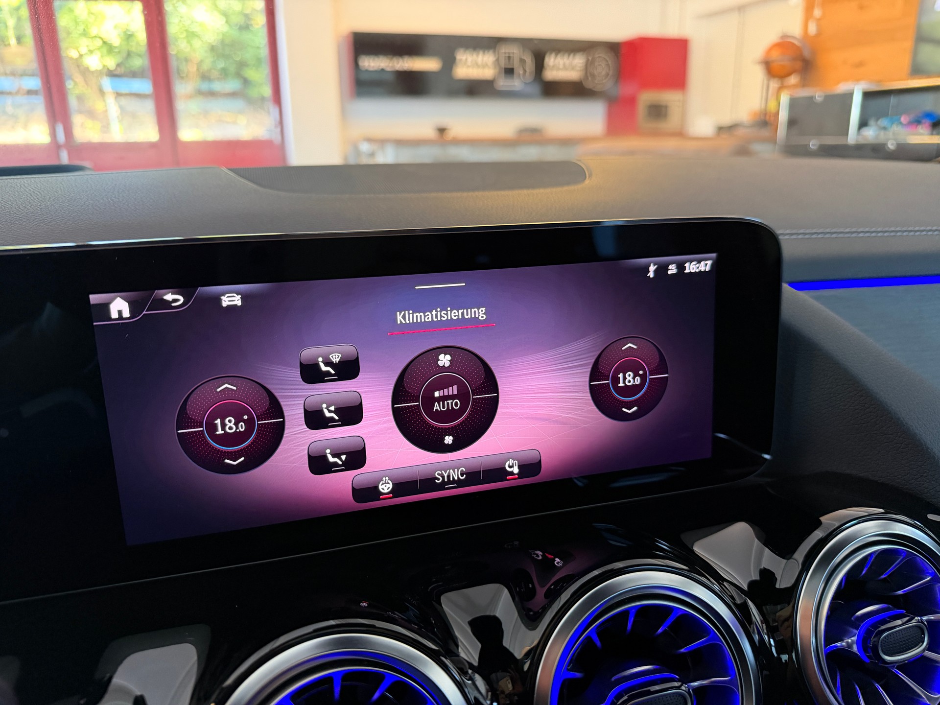 MERCEDES-BENZ GLA 250 4Matic AMG Line 8G-DCT-image-25
