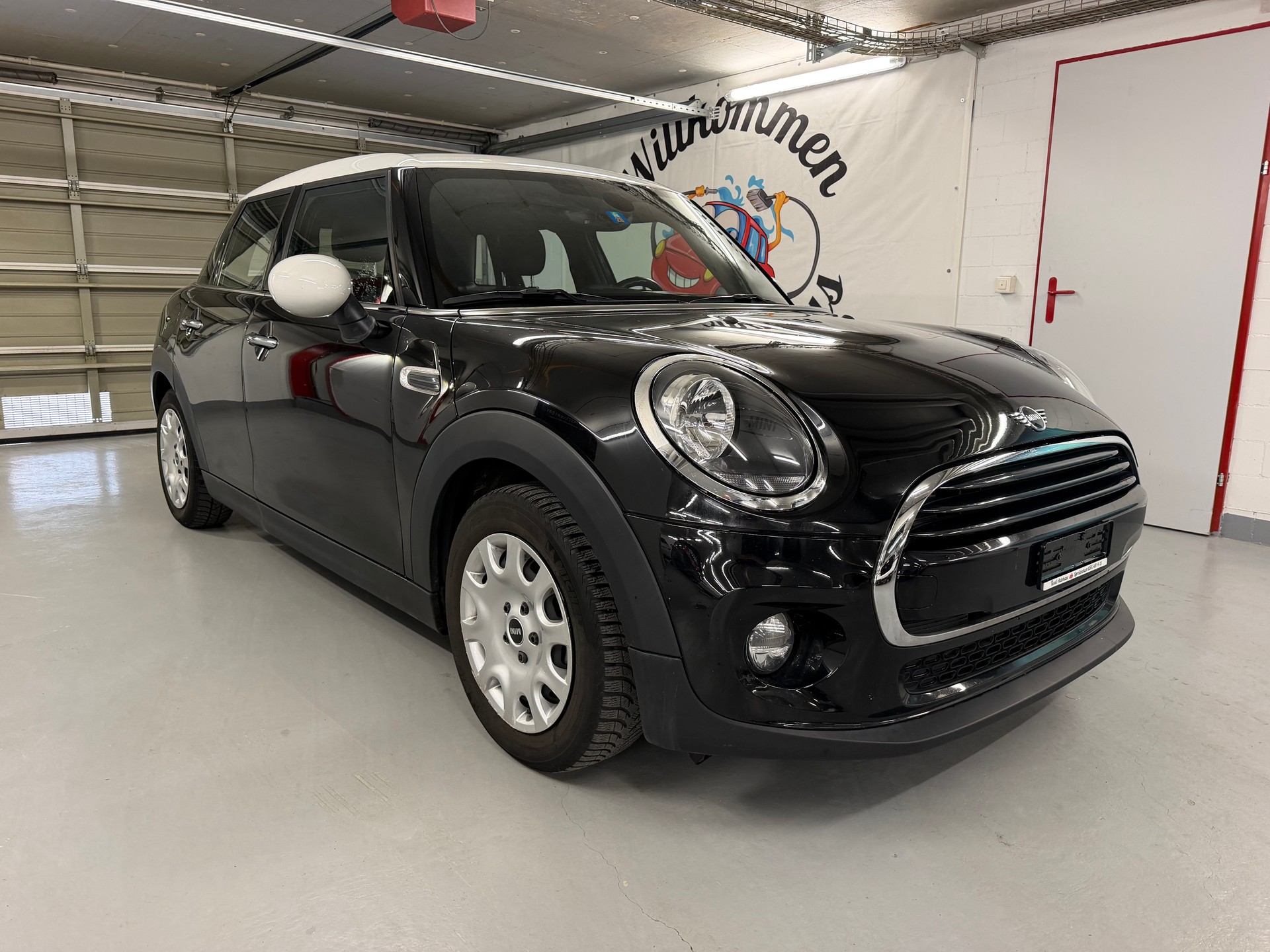 MINI Cooper Blackyard-image-1