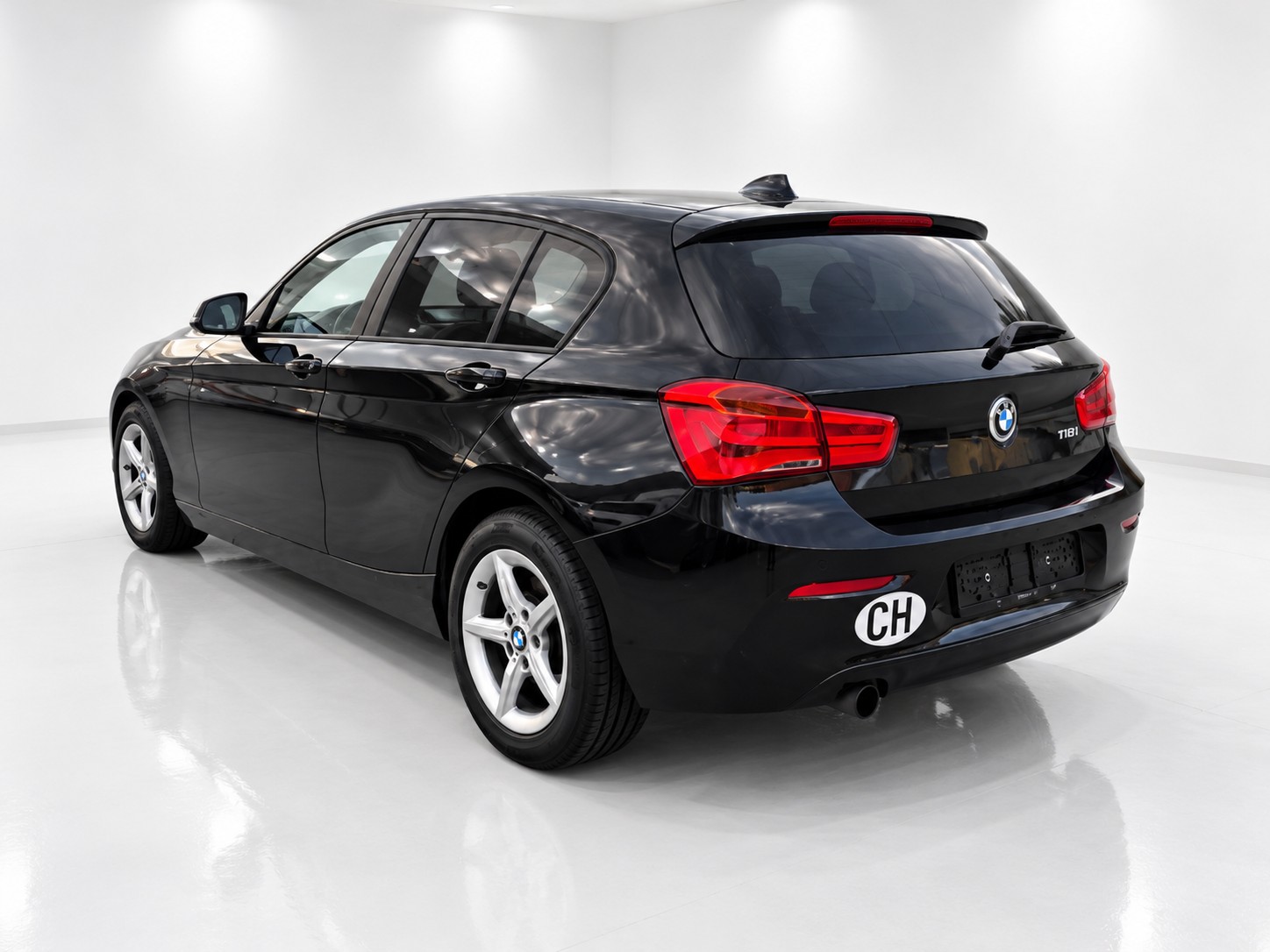 BMW 118i Sport Line-image-4